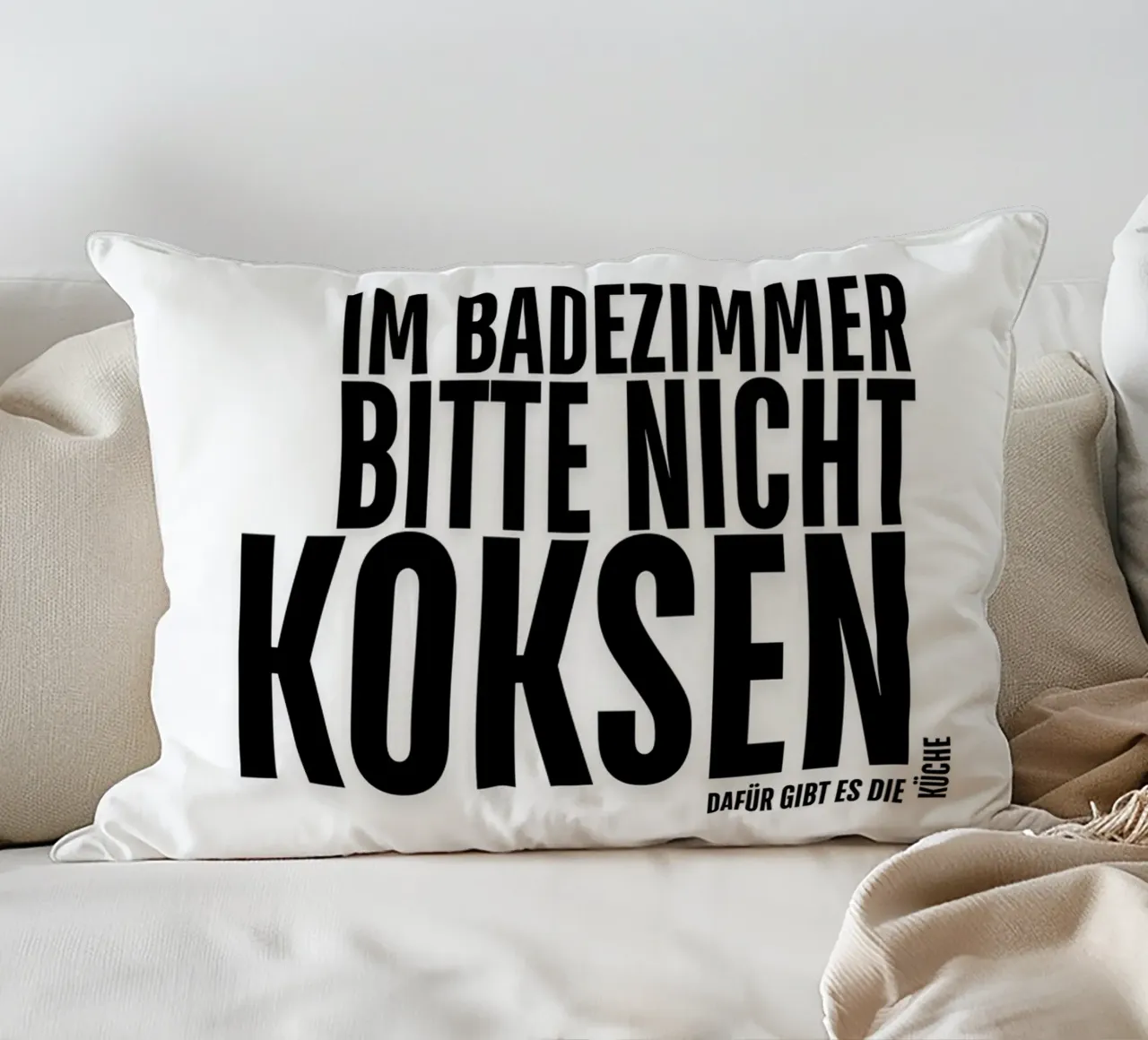 PER FAVORE, NON FATEVI DI COCA IN BAGNO. LA CUCINA SERVE A QUESTO. cuscino da ArtDesign by KBK