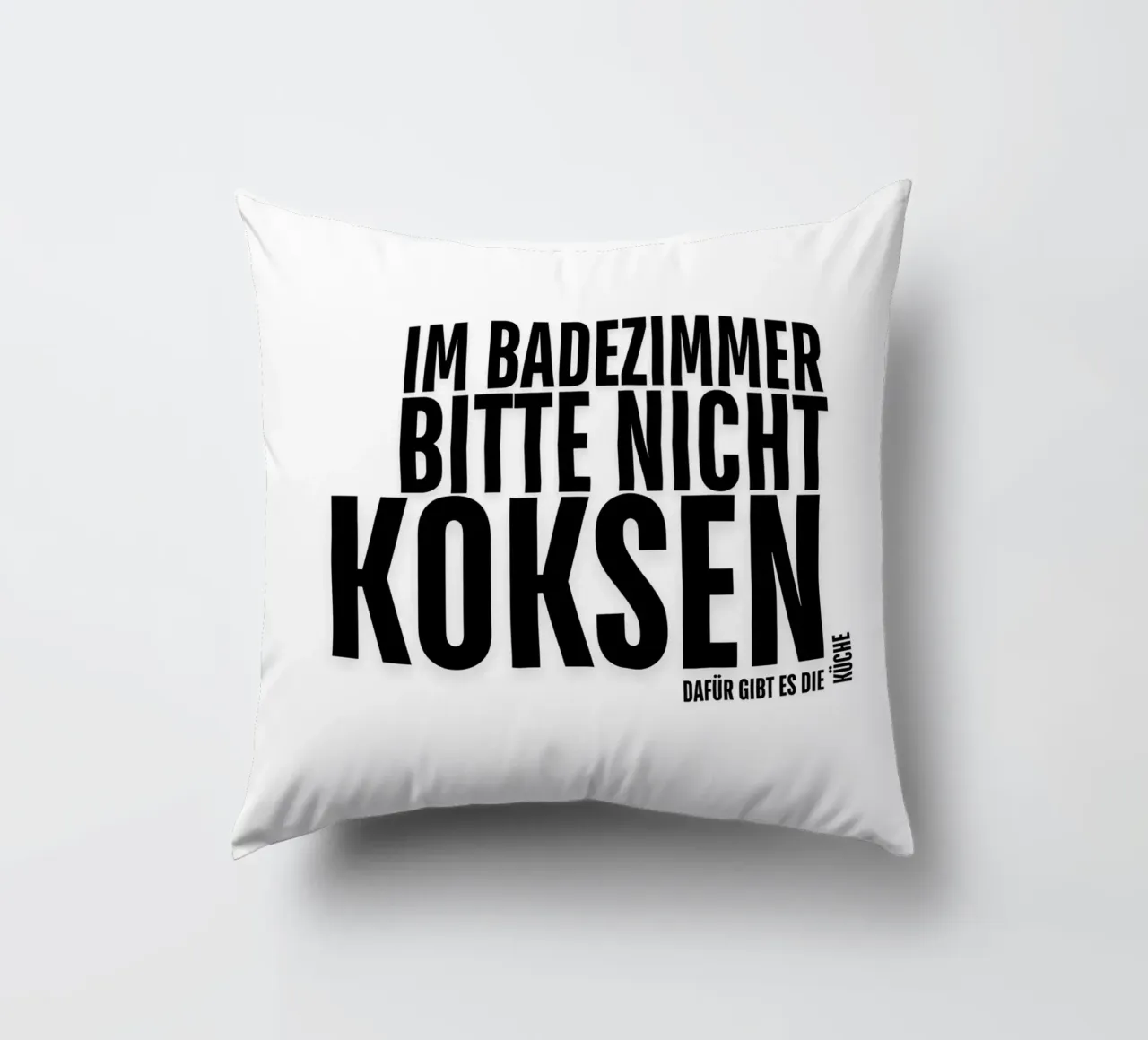 PER FAVORE, NON FATEVI DI COCA IN BAGNO. LA CUCINA SERVE A QUESTO. cuscino da ArtDesign by KBK