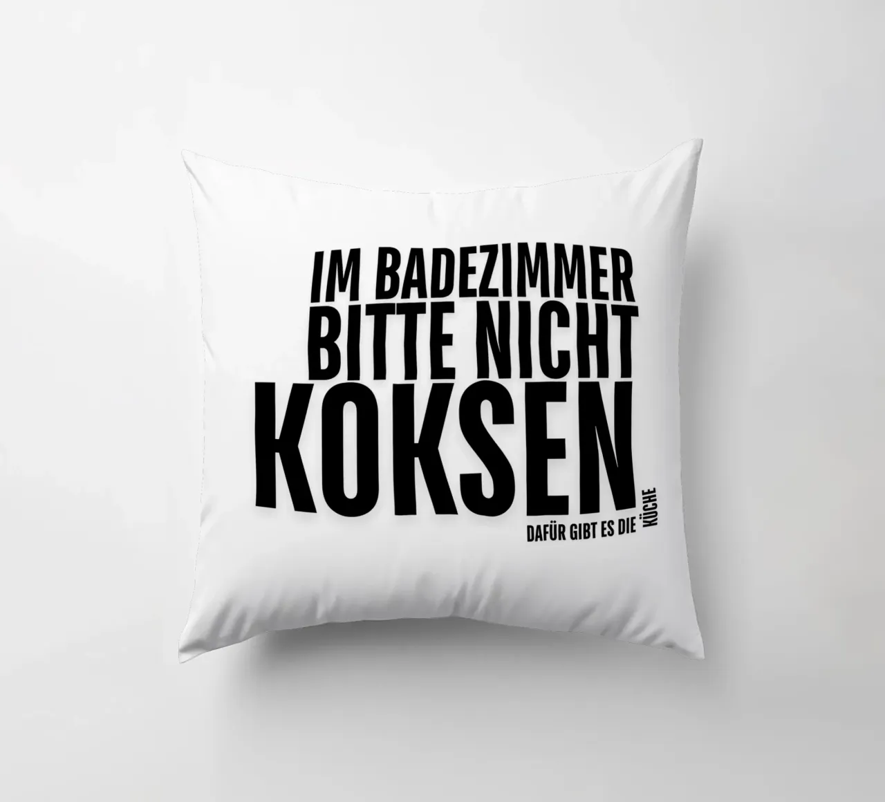 PER FAVORE, NON FATEVI DI COCA IN BAGNO. LA CUCINA SERVE A QUESTO. cuscino da ArtDesign by KBK
