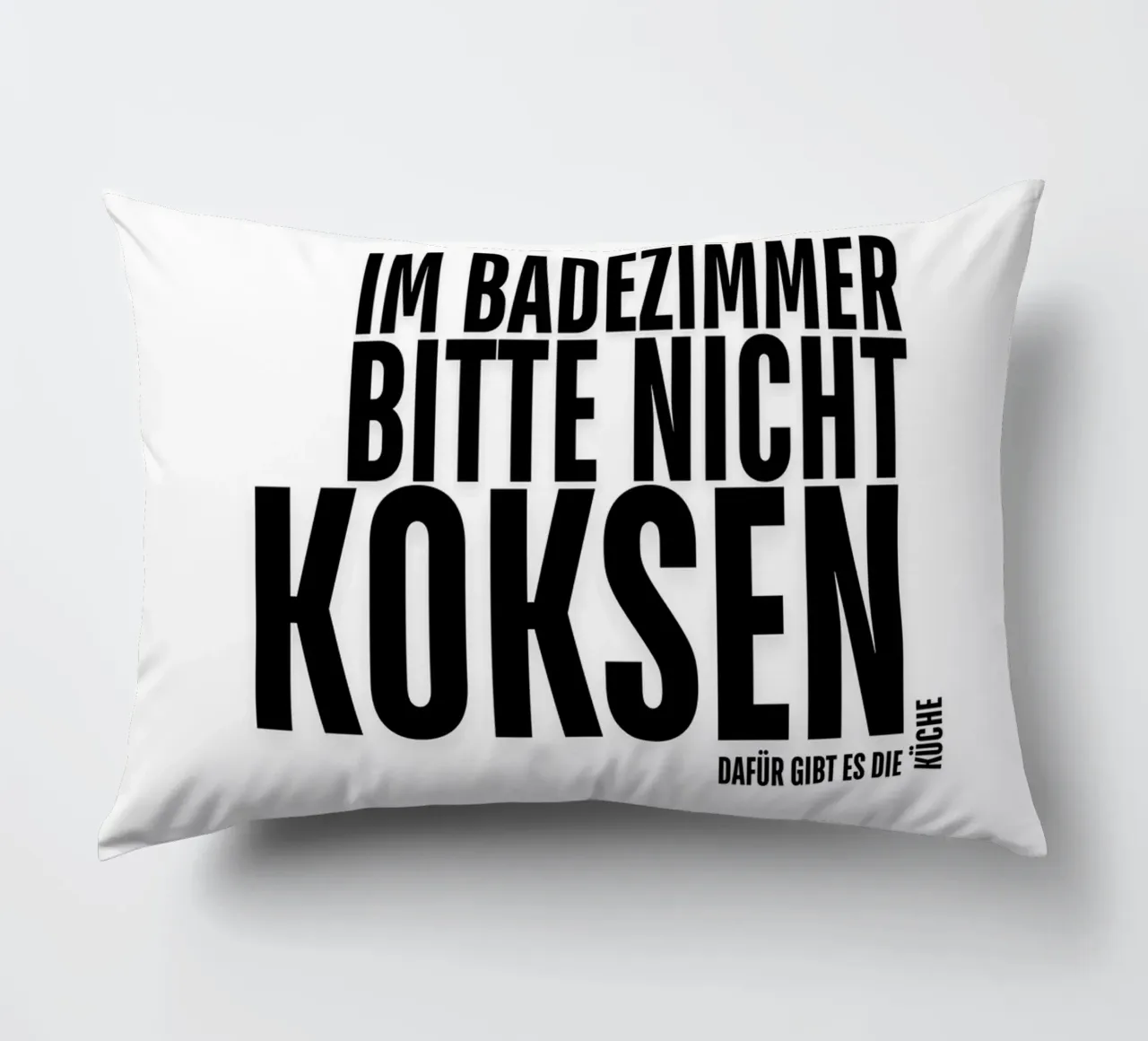 PER FAVORE, NON FATEVI DI COCA IN BAGNO. LA CUCINA SERVE A QUESTO. cuscino da ArtDesign by KBK