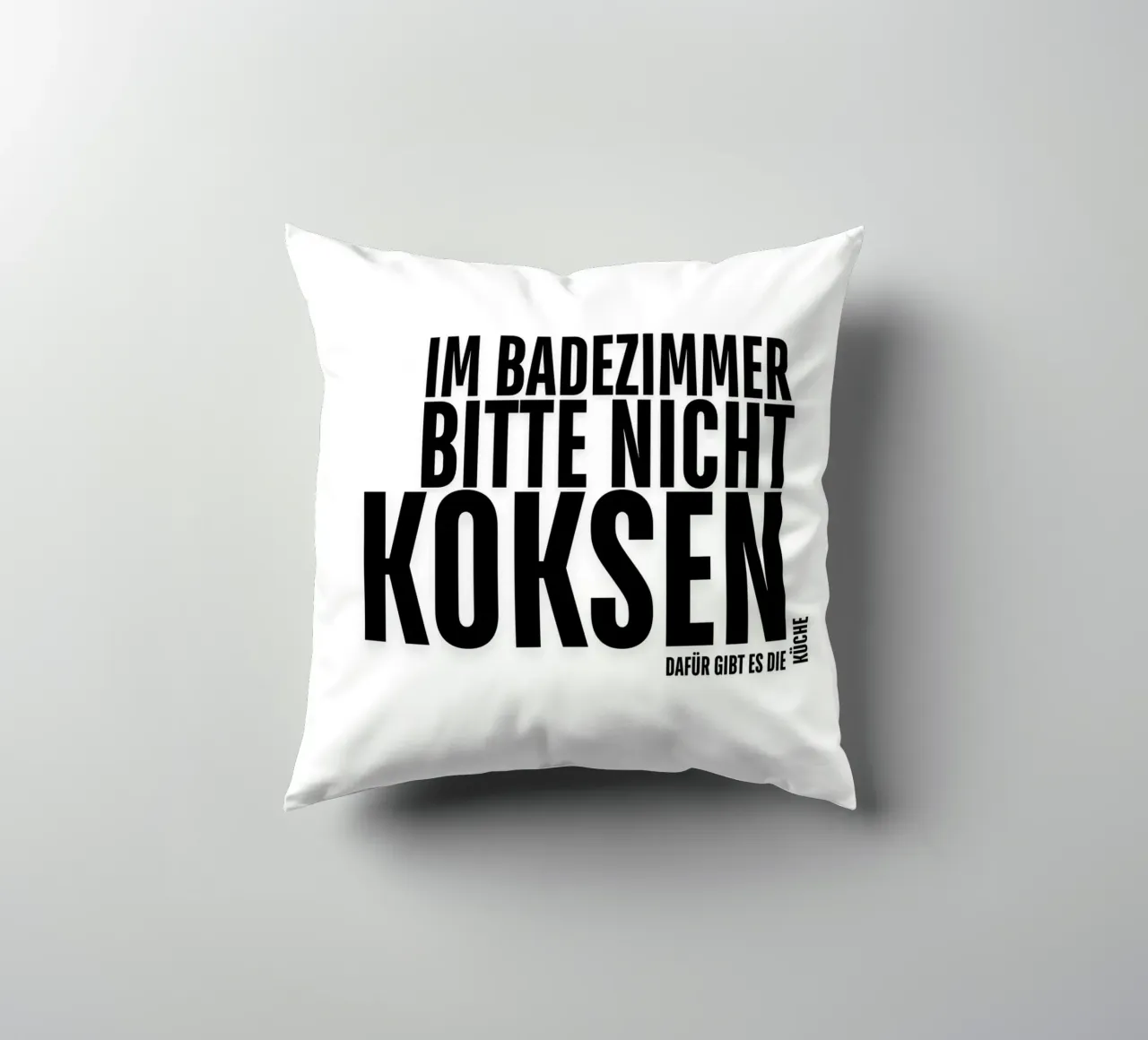 PER FAVORE, NON FATEVI DI COCA IN BAGNO. LA CUCINA SERVE A QUESTO. cuscino da ArtDesign by KBK