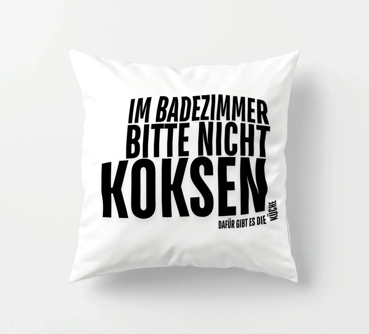 PER FAVORE, NON FATEVI DI COCA IN BAGNO. LA CUCINA SERVE A QUESTO. cuscino da ArtDesign by KBK
