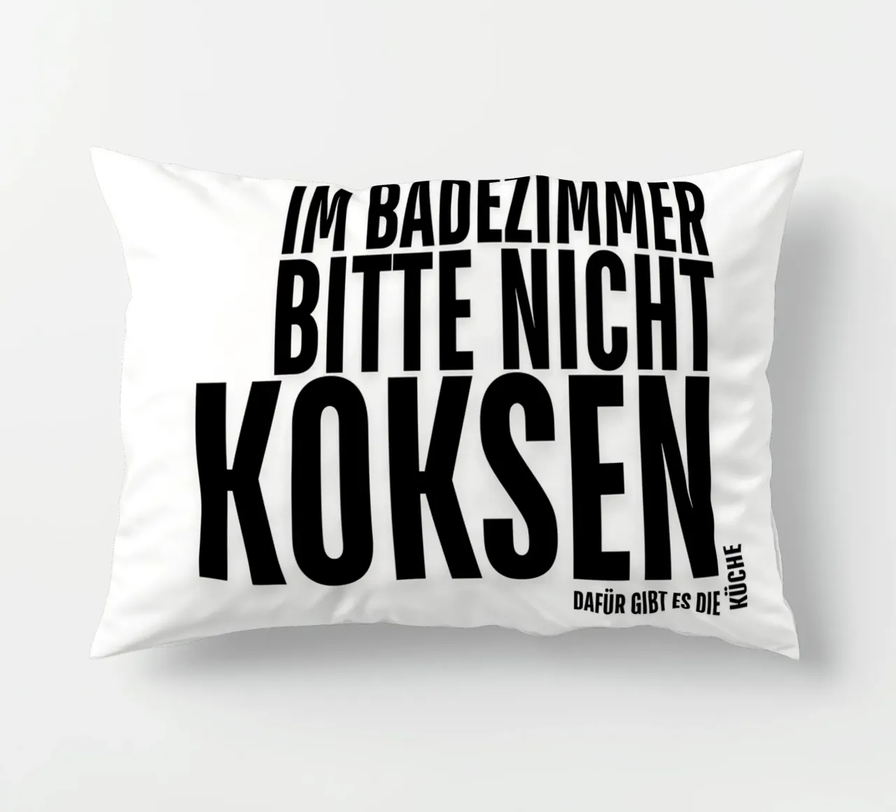 PER FAVORE, NON FATEVI DI COCA IN BAGNO. LA CUCINA SERVE A QUESTO. cuscino da ArtDesign by KBK
