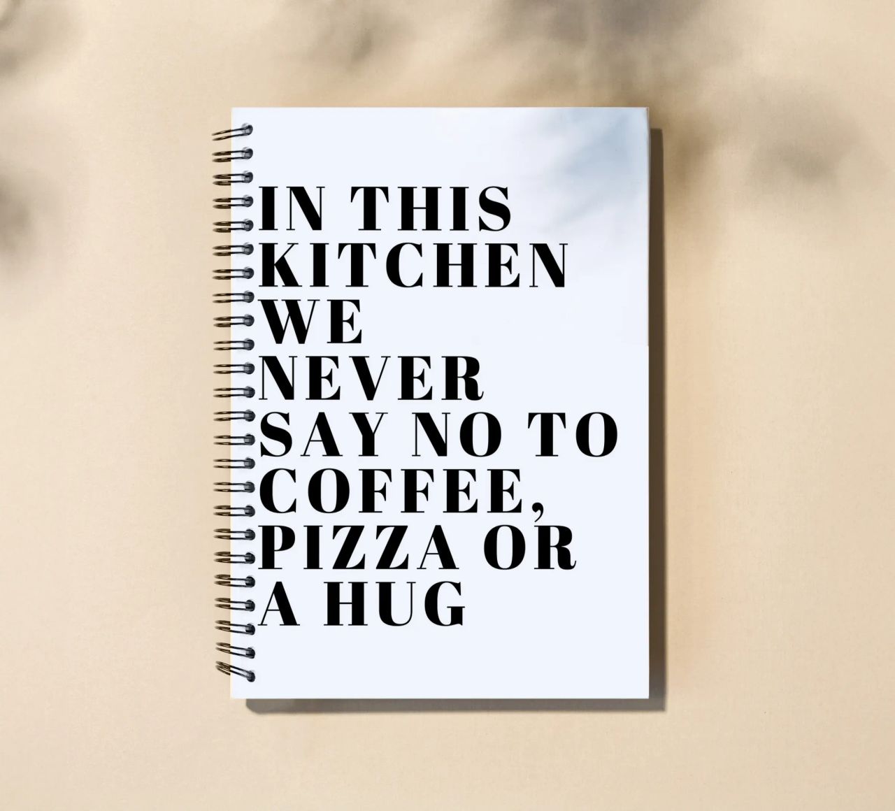 IN DIESER KÜCHE SAGEN WIR NIE NEIN ZU KAFFEE, PIZZA ODER EINER UMARMUNG Ringbuch von ArtDesign by KBK