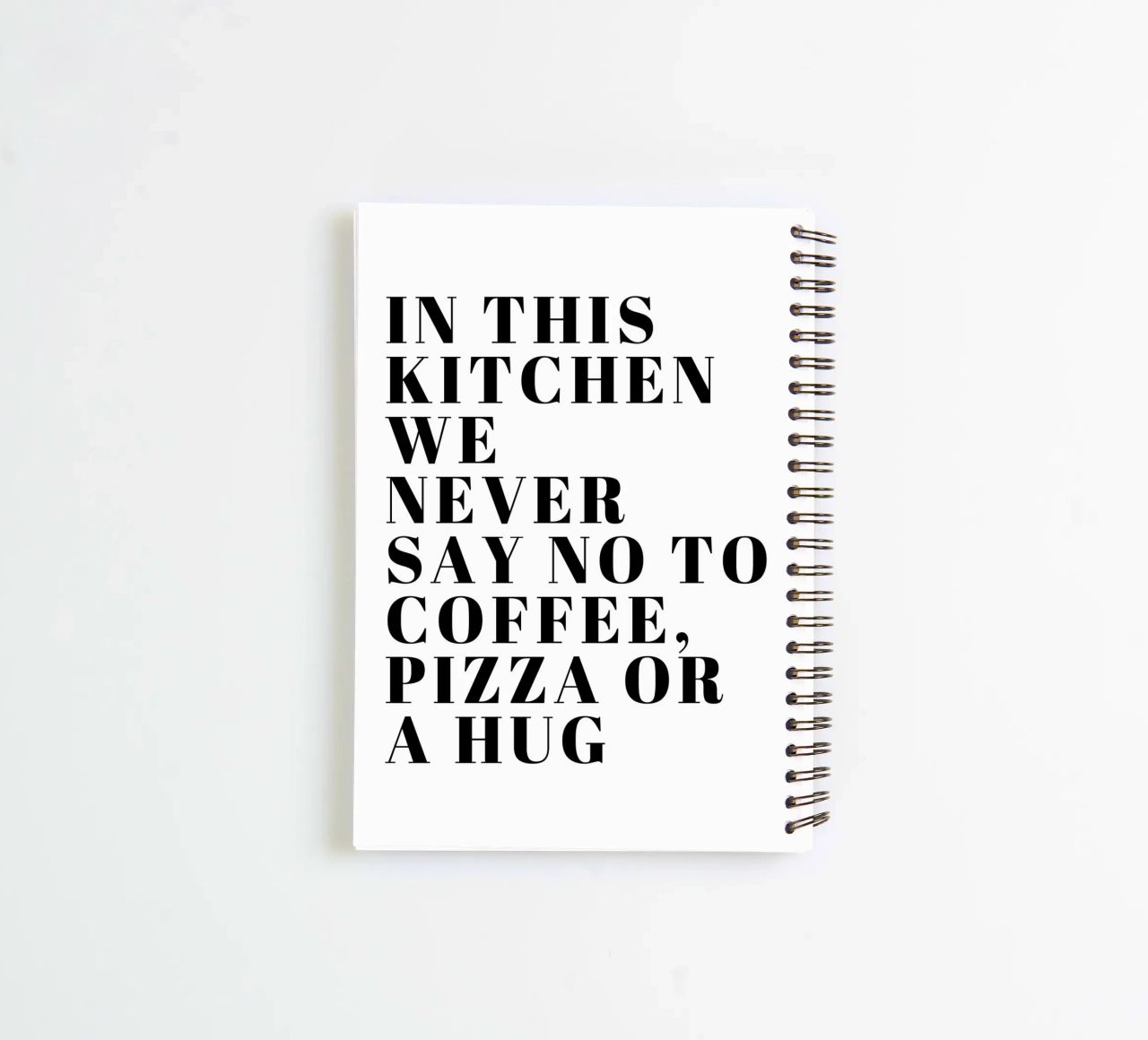 IN DIESER KÜCHE SAGEN WIR NIE NEIN ZU KAFFEE, PIZZA ODER EINER UMARMUNG Ringbuch von ArtDesign by KBK
