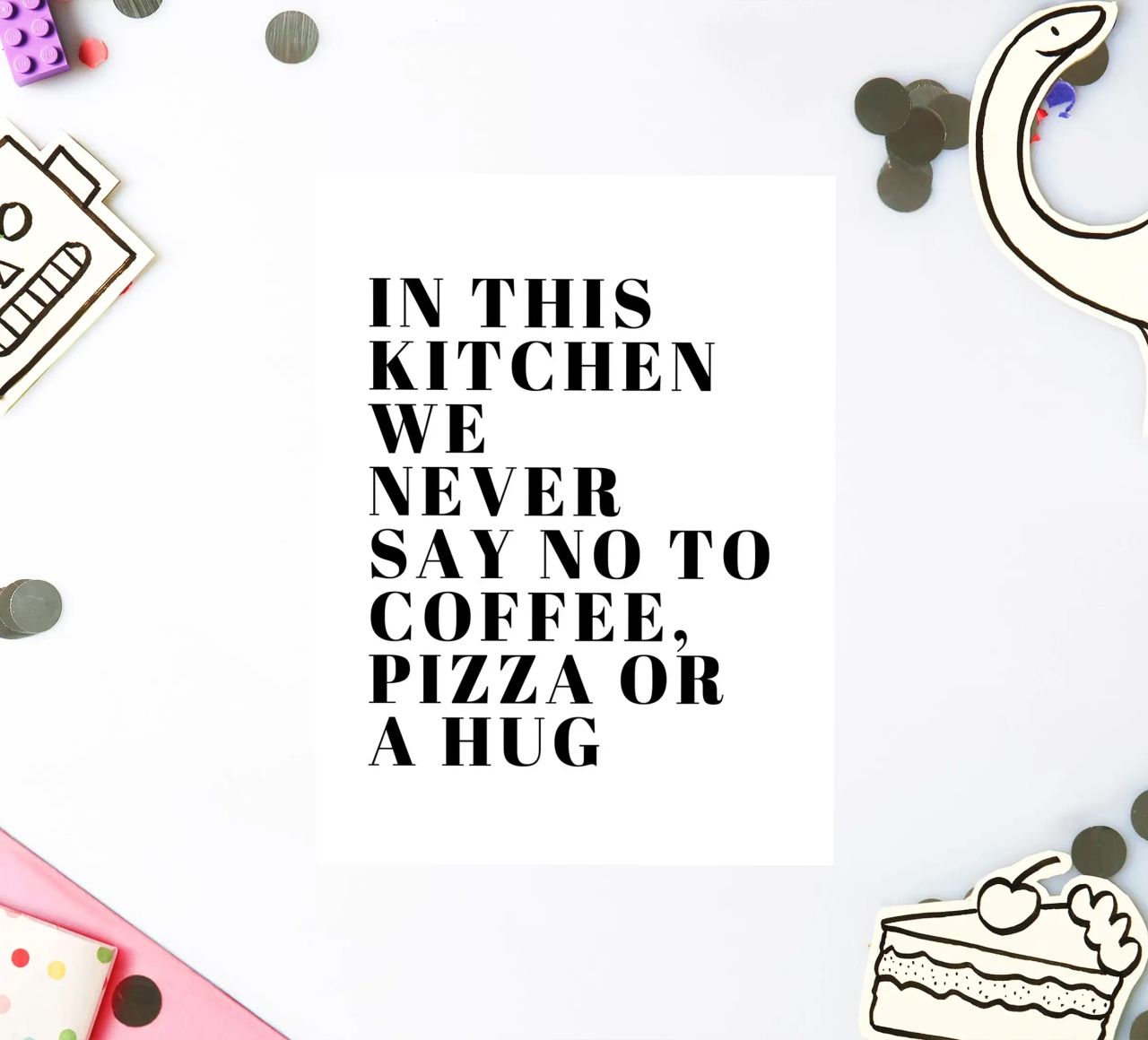 IN DIESER KÜCHE SAGEN WIR NIE NEIN ZU KAFFEE, PIZZA ODER EINER UMARMUNG Sticker von ArtDesign by KBK