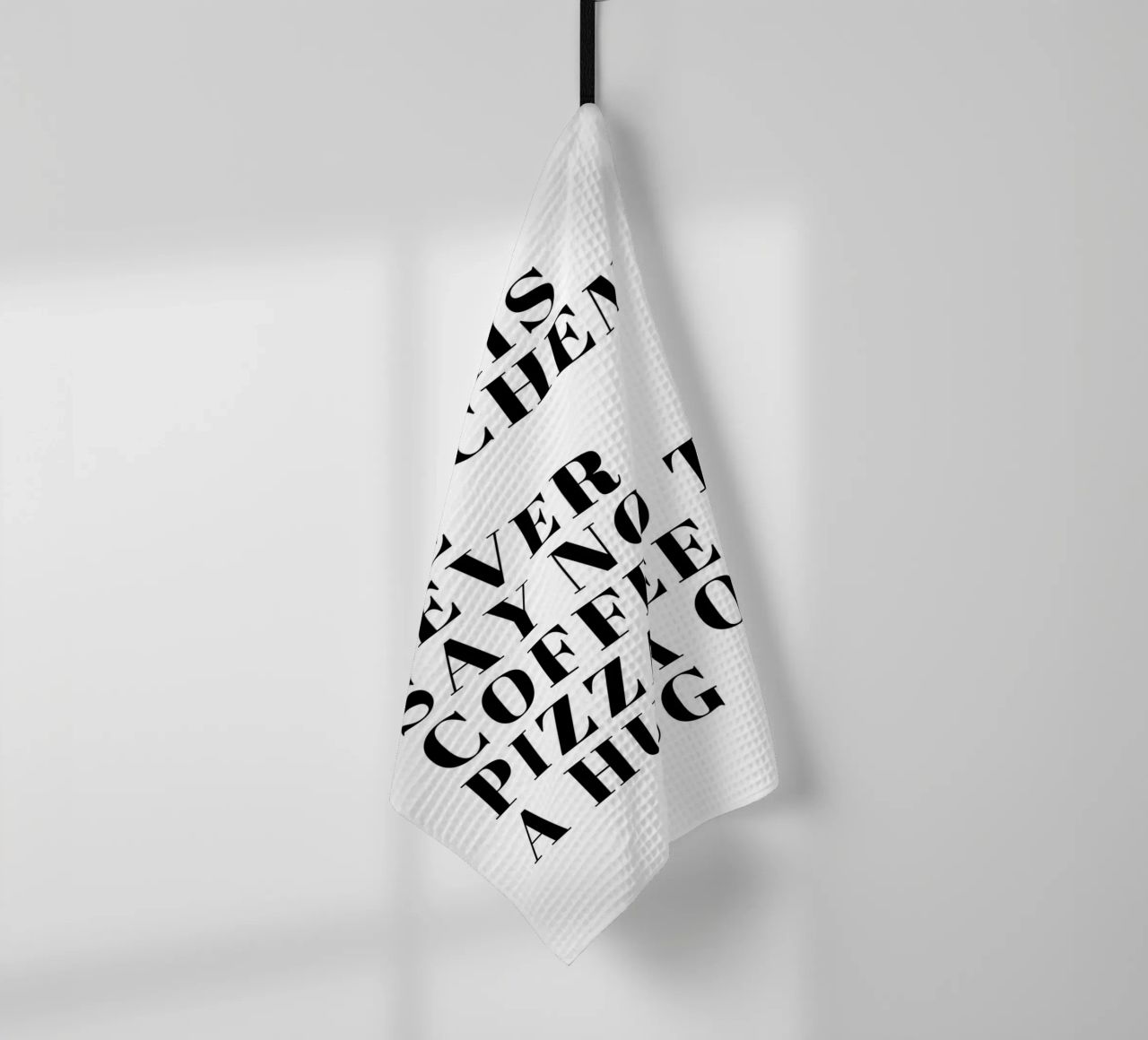 DANS CETTE CUISINE, NOUS NE DISONS JAMAIS NON À UN CAFÉ, UNE PIZZA OU UN CÂLIN torchon de ArtDesign by KBK