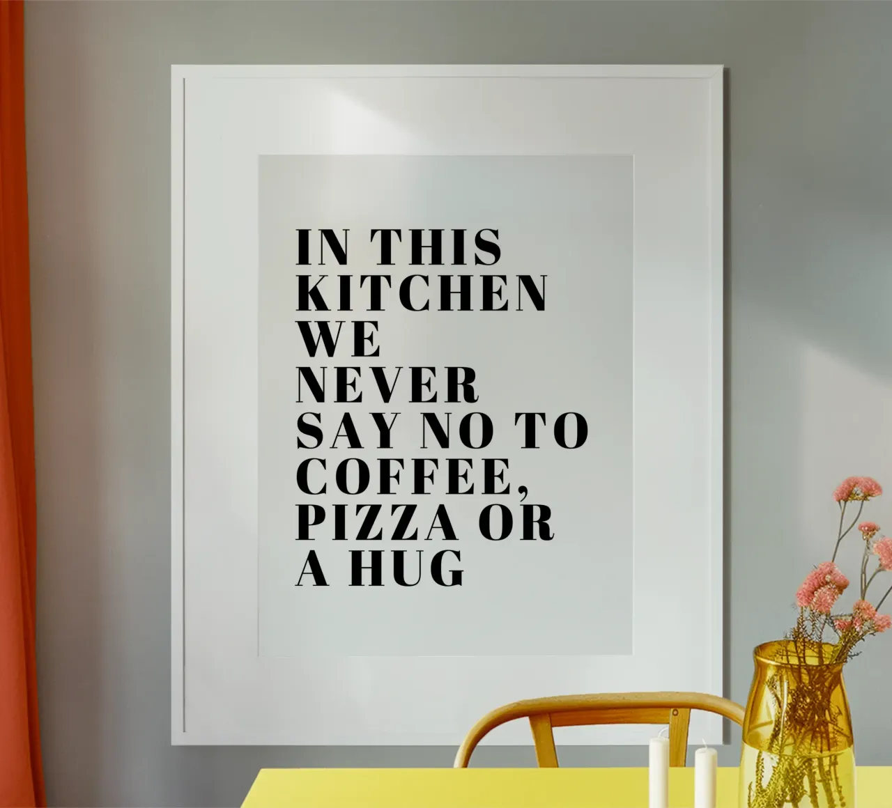 IN QUESTA CUCINA NON DICIAMO MAI DI NO AL CAFFÈ, ALLA PIZZA O A UN ABBRACCIO poster con telaio in alluminio da ArtDesign by KBK