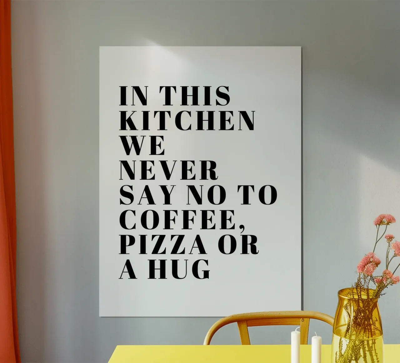 IN QUESTA CUCINA NON DICIAMO MAI DI NO AL CAFFÈ, ALLA PIZZA O A UN ABBRACCIO poster con telaio in alluminio da ArtDesign by KBK