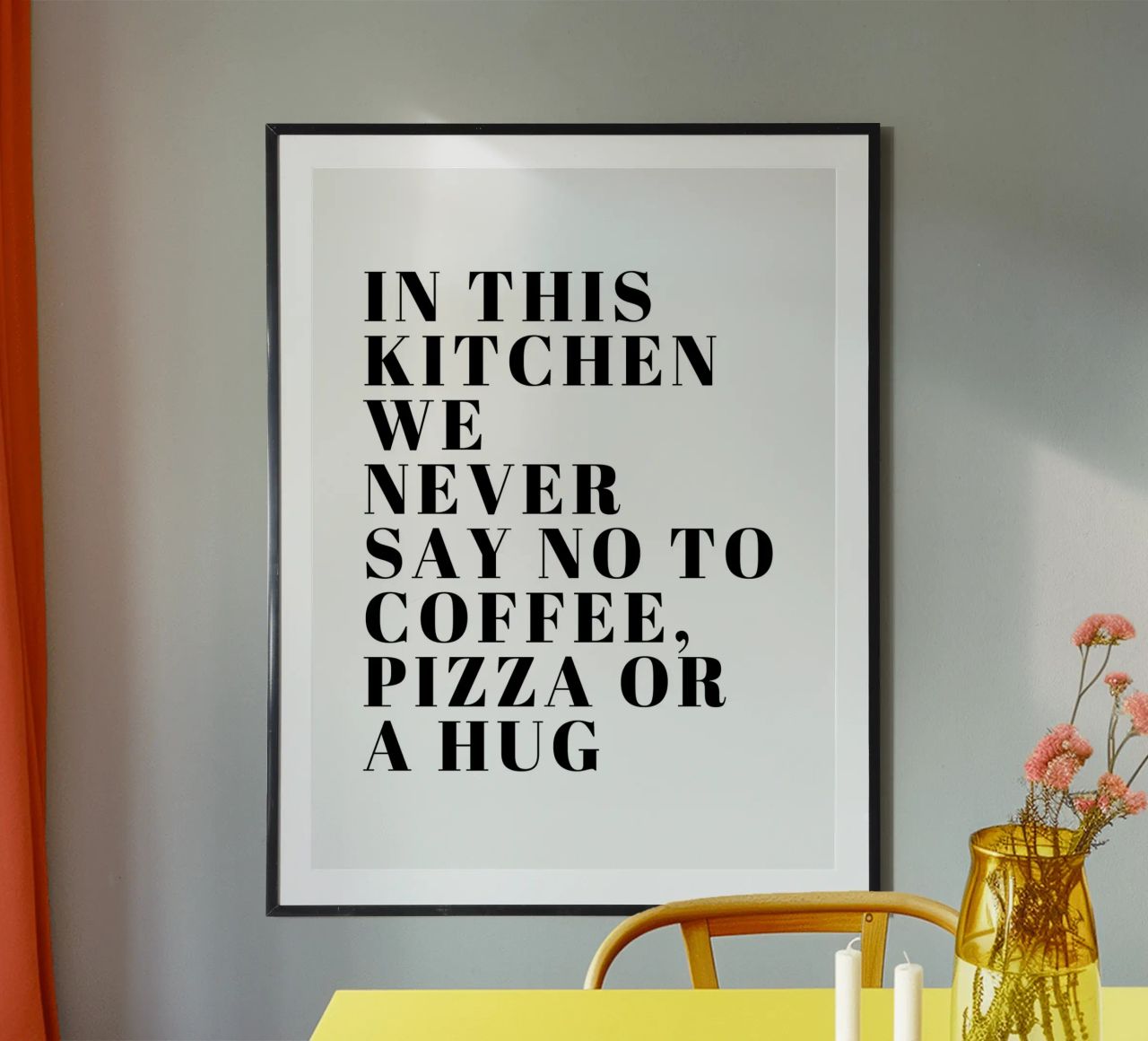 IN DIESER KÜCHE SAGEN WIR NIE NEIN ZU KAFFEE, PIZZA ODER EINER UMARMUNG Poster von ArtDesign by KBK