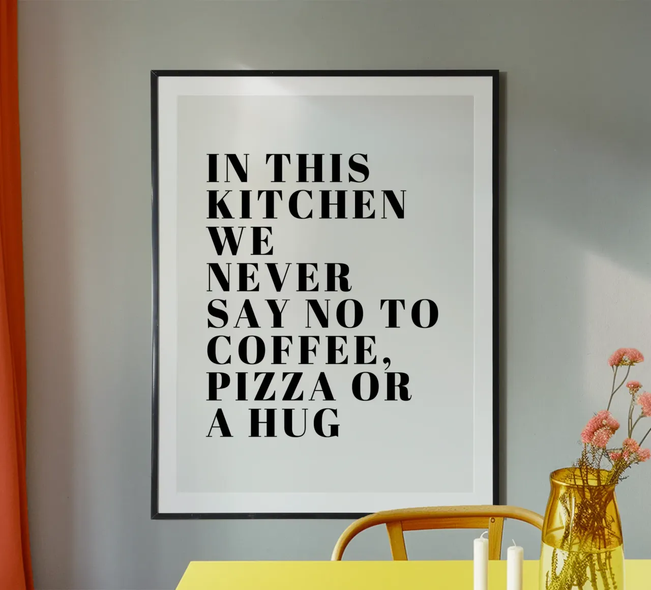 IN QUESTA CUCINA NON DICIAMO MAI DI NO AL CAFFÈ, ALLA PIZZA O A UN ABBRACCIO poster con telaio in alluminio da ArtDesign by KBK