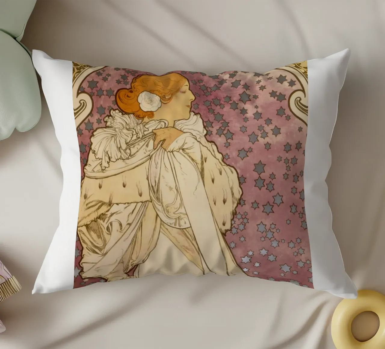 Alphonse Mucha - La signora delle camelie cuscino da Timeless Artworks