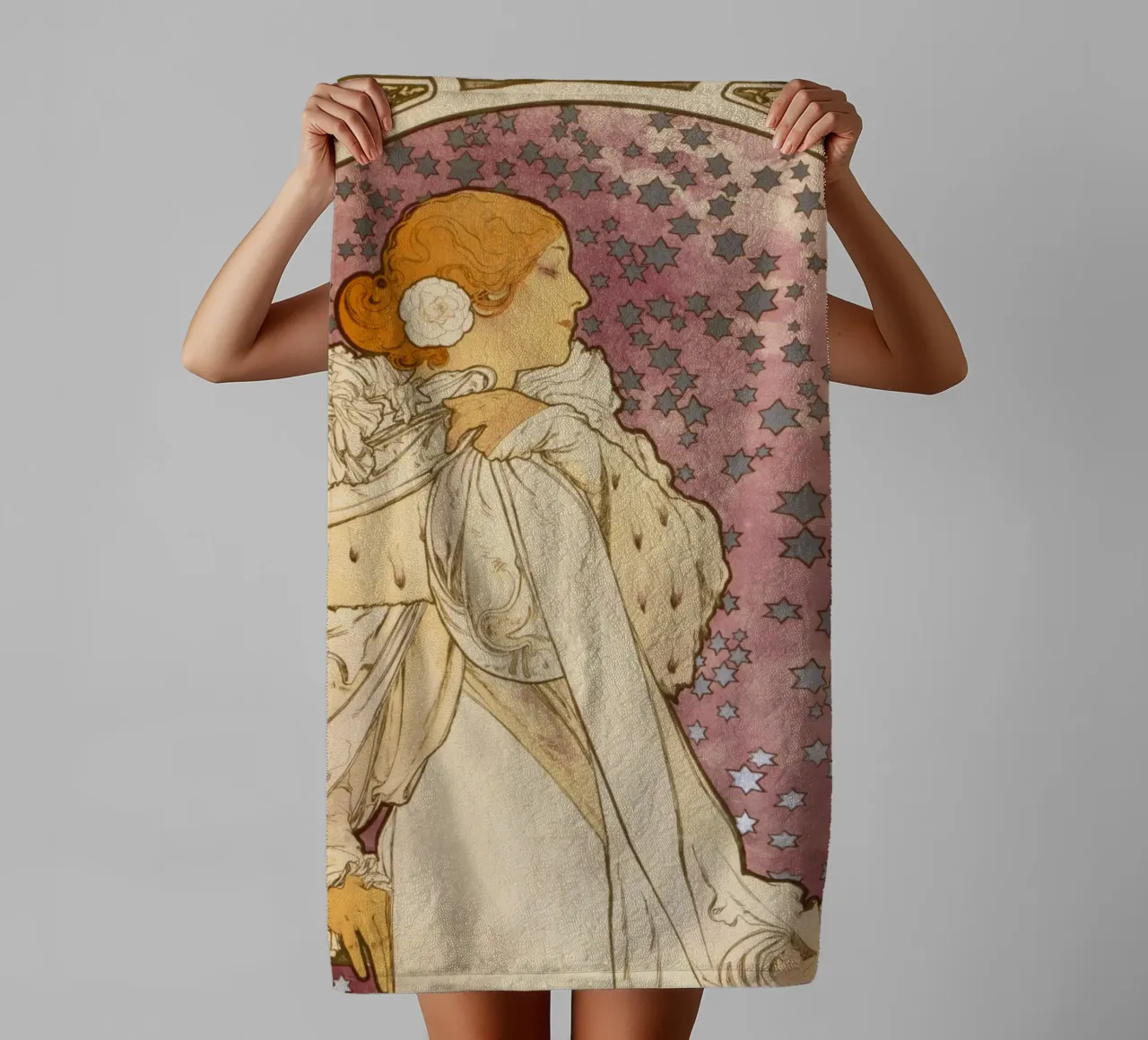 Alphonse Mucha - La signora delle camelie asciugamano da bagno da Timeless Artworks