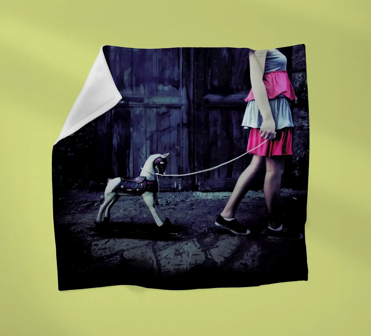 Dragging The Past coperta in pile da Lara Zankoul
