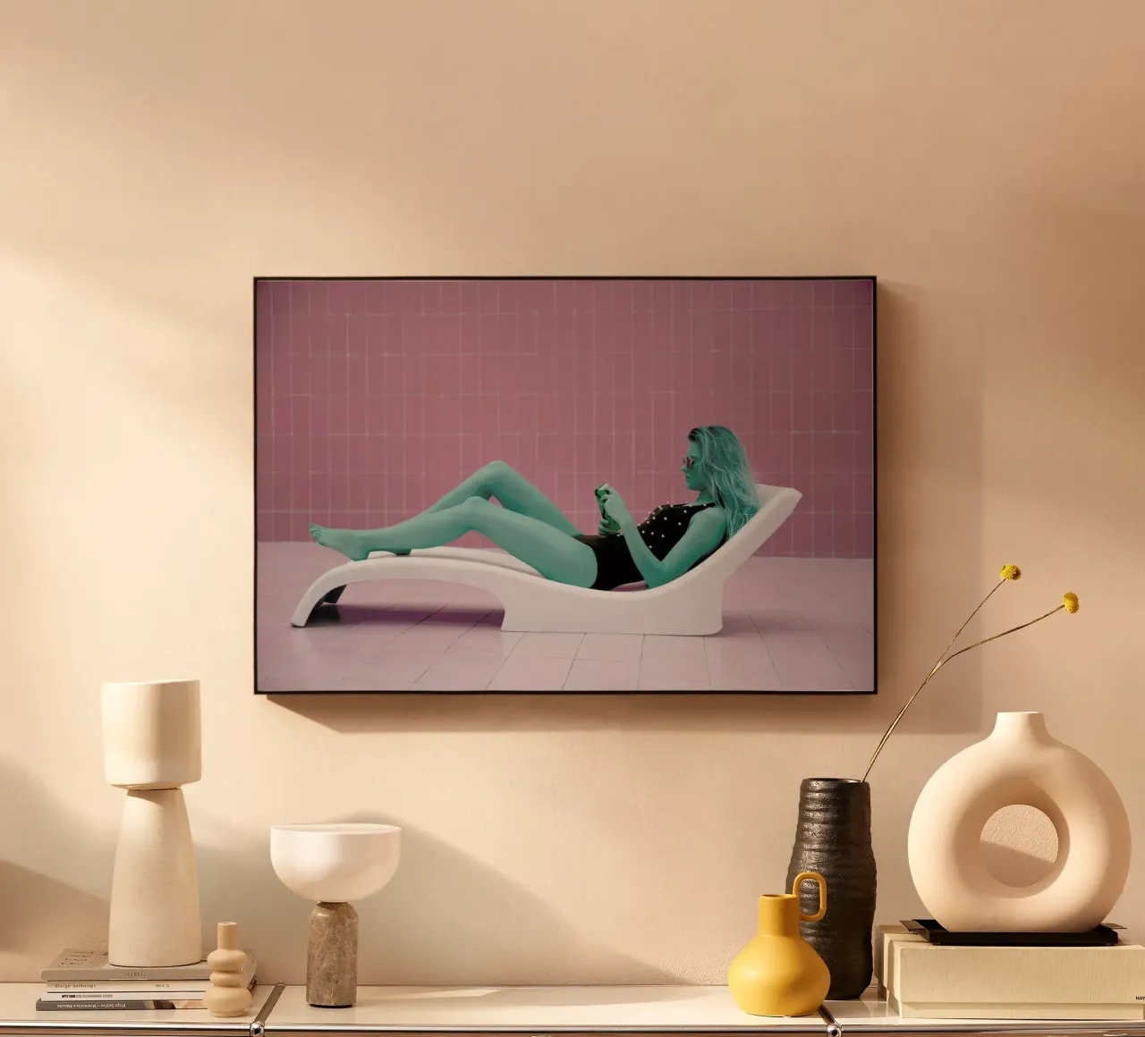 Pool Girl 3 plexiglass da Lara Zankoul