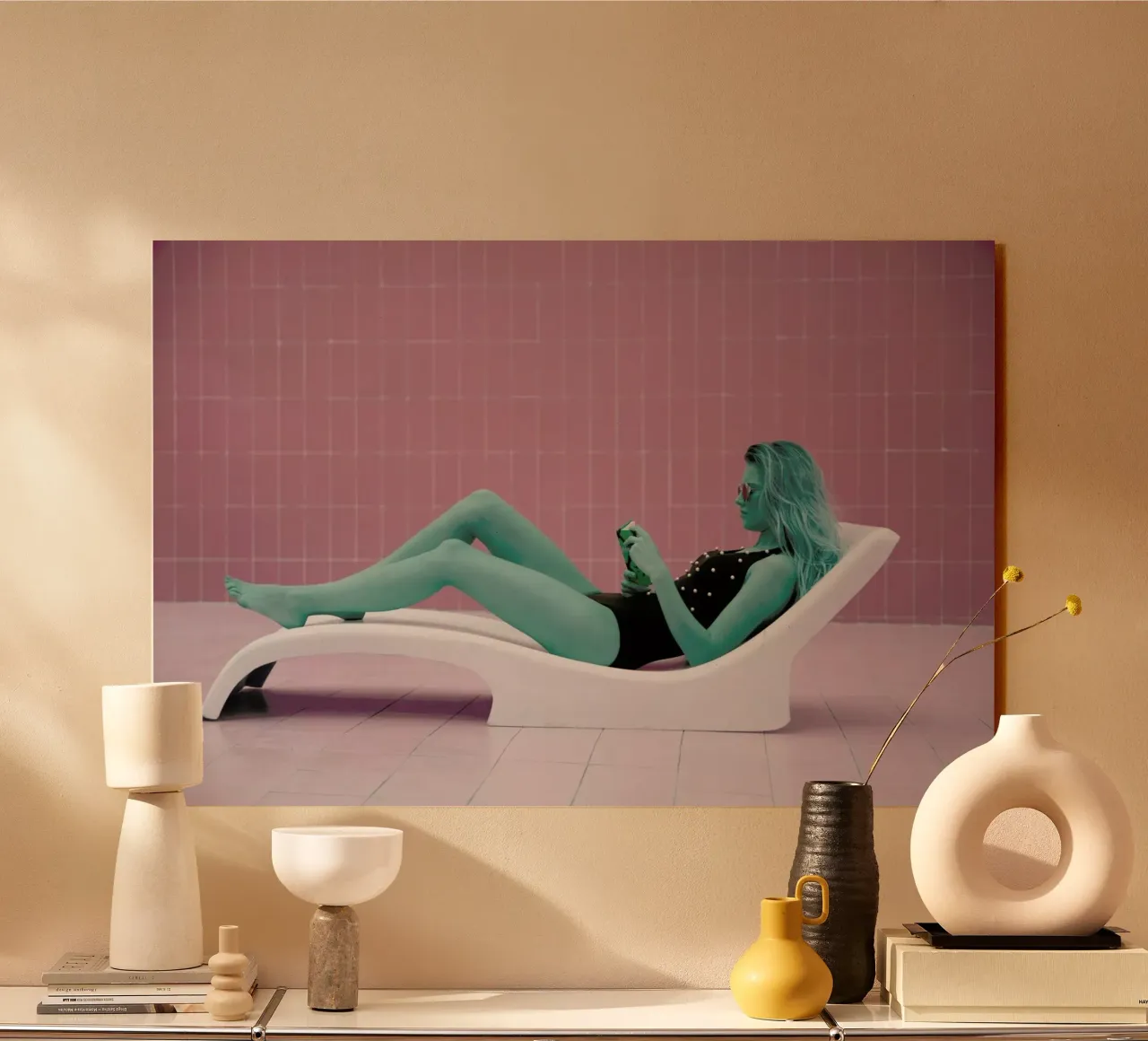 Pool Girl 3 plexiglass da Lara Zankoul