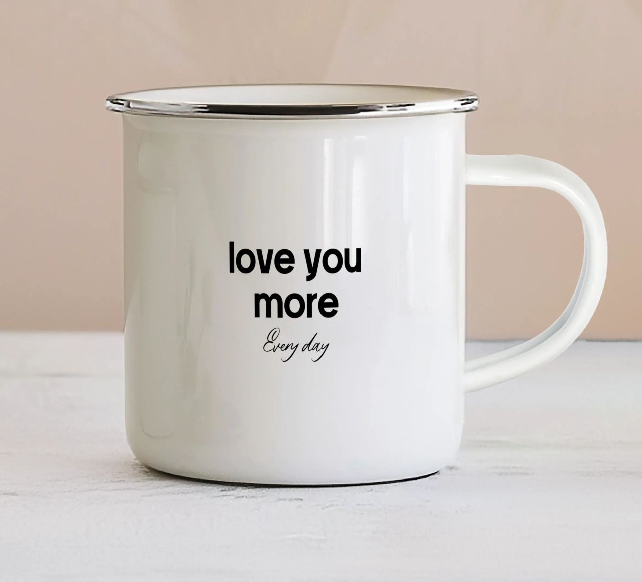 Amarti ogni giorno di più tazza in smalto da YV TYPOGRAPHY