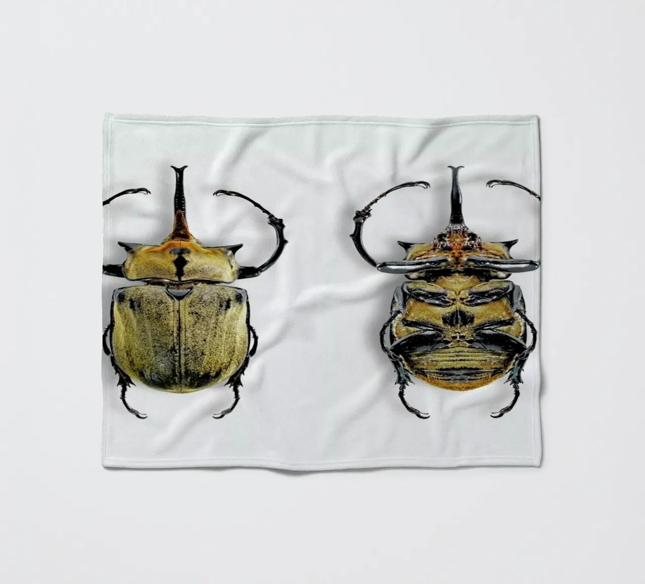 Animalium 8 fleece blanket by Günther Egger