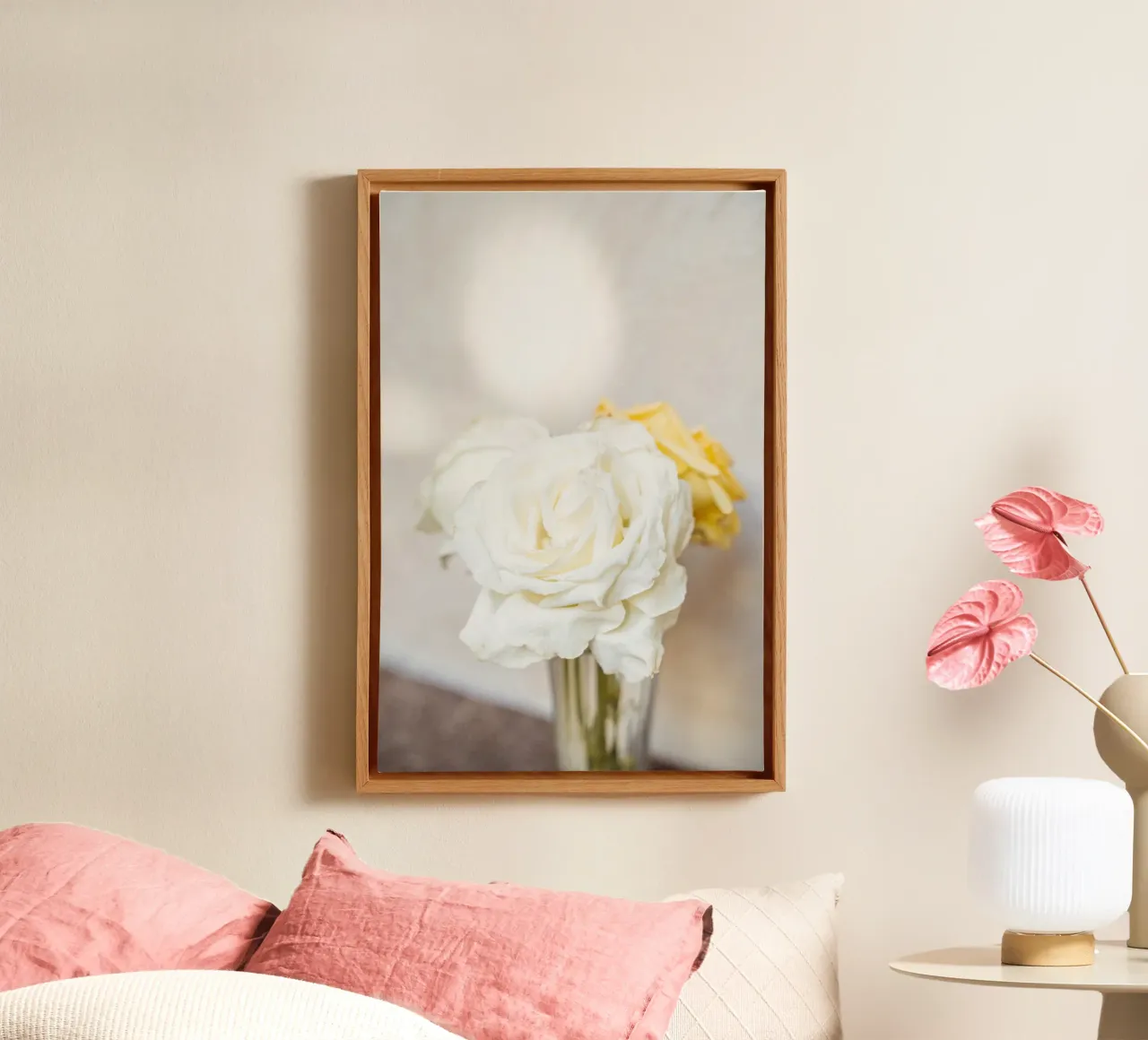 Rose bianche tela con Cornice a cassetta da Henrike Schenk Photography