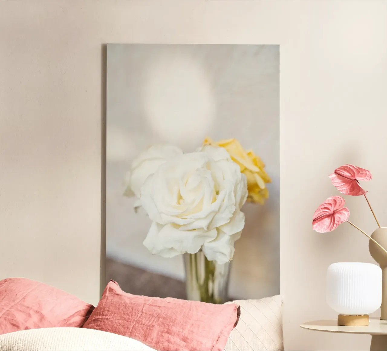 Rose bianche tela con Cornice a cassetta da Henrike Schenk Photography