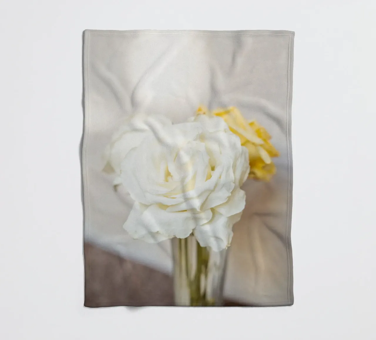 Rose bianche coperta in pile da Henrike Schenk Photography