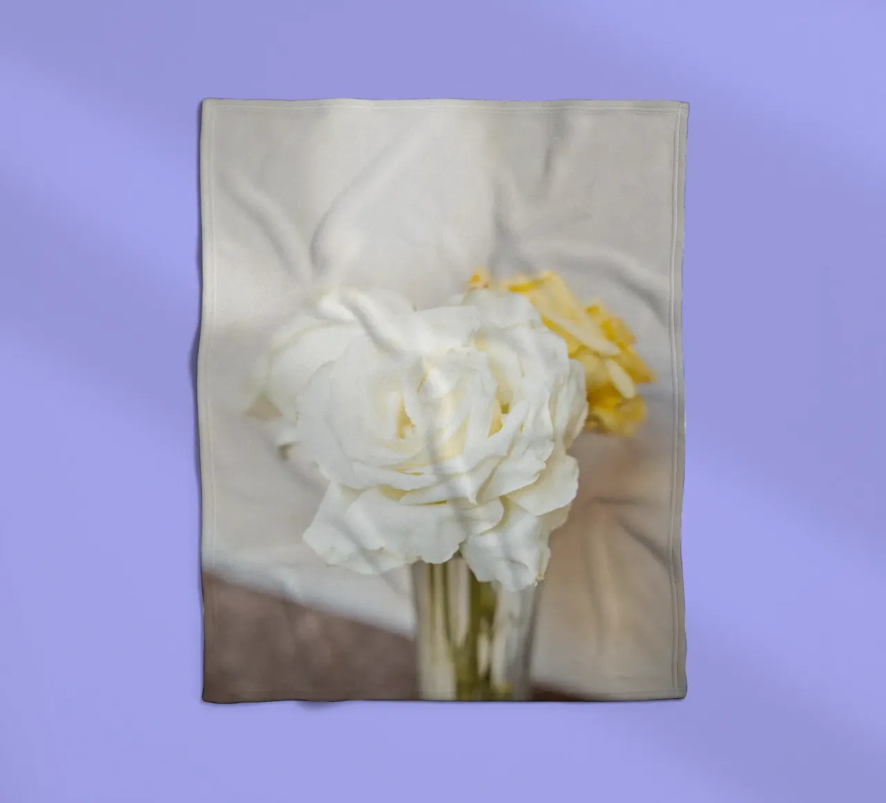 Rose bianche coperta in pile da Henrike Schenk Photography