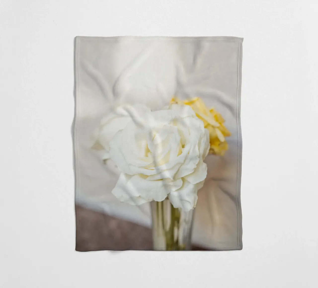 Rose bianche coperta in pile da Henrike Schenk Photography