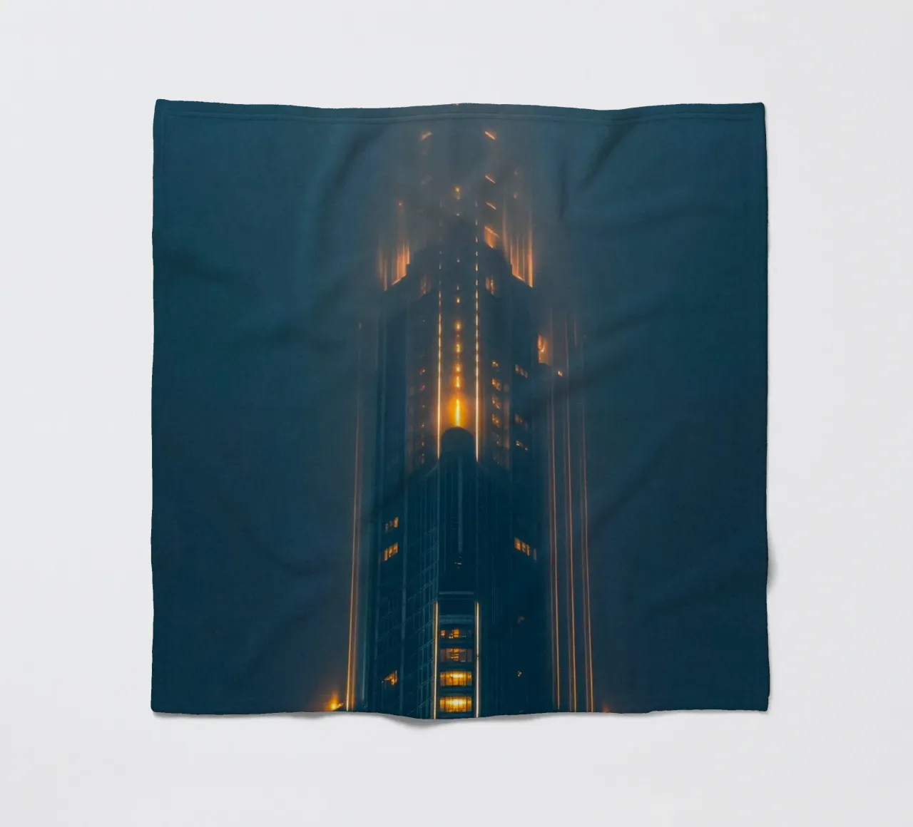 Dubai: la torre mistica nella notte coperta in pile da By Night