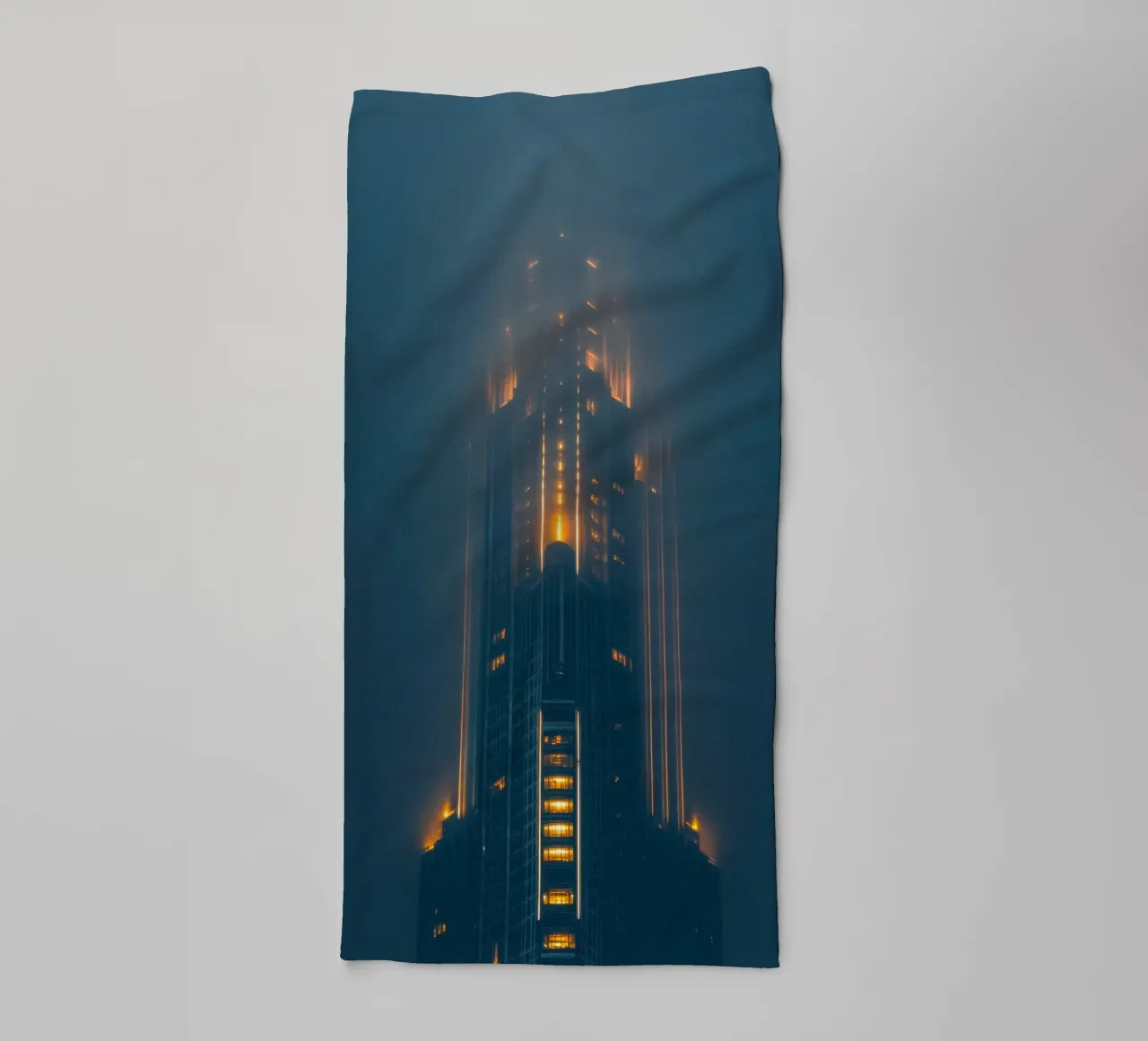 Dubai: la torre mistica nella notte asciugamano da bagno da By Night