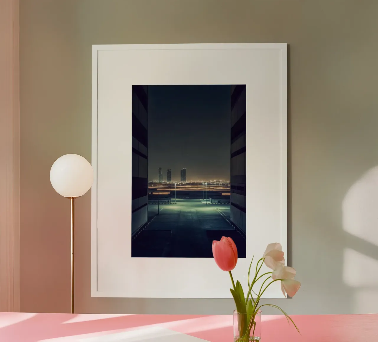 Dubai: Urbane Horizonte in der Abenddämmerung Poster mit Holzrahmen von By Night