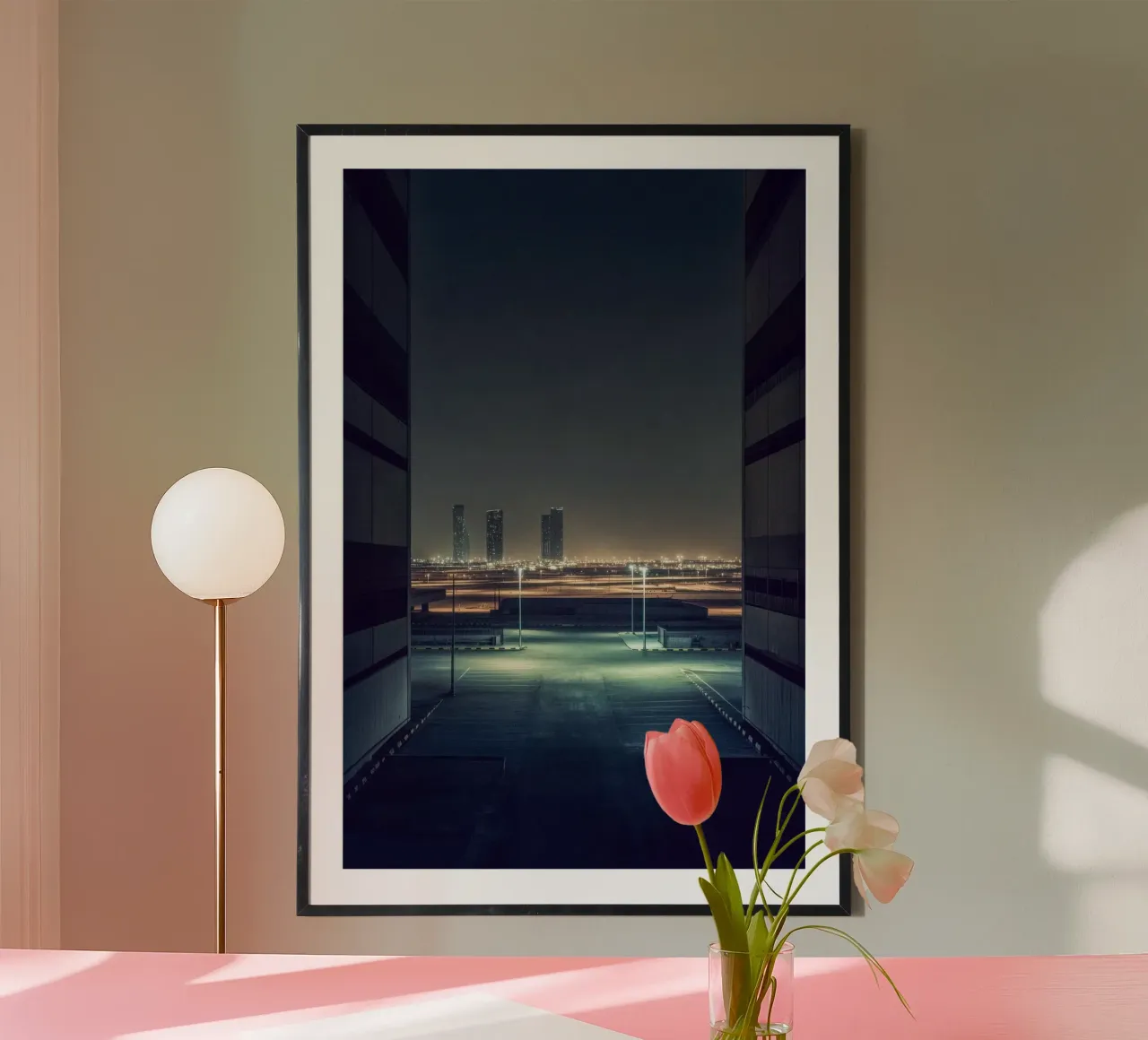 Dubai: Urbane Horizonte in der Abenddämmerung Poster mit Holzrahmen von By Night