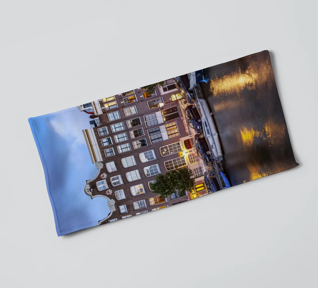 Gracht in Amsterdam asciugamano da bagno da Reisefotografie - Bilder aus aller Welt