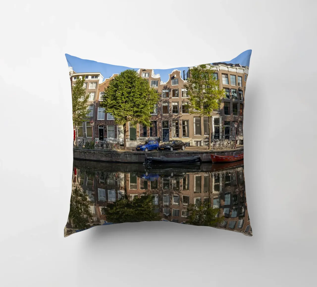 Gracht in Amsterdam cuscino da Reisefotografie - Bilder aus aller Welt