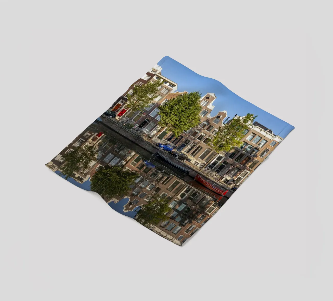 Gracht in Amsterdam coperta in pile da Reisefotografie - Bilder aus aller Welt