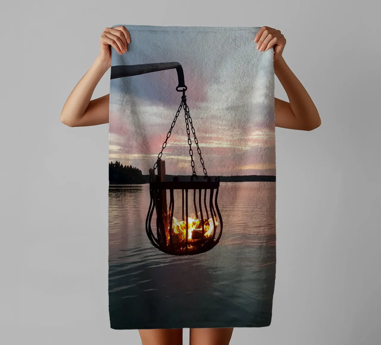 Tramonto e fuoco asciugamano da bagno da Massimo Frascogna