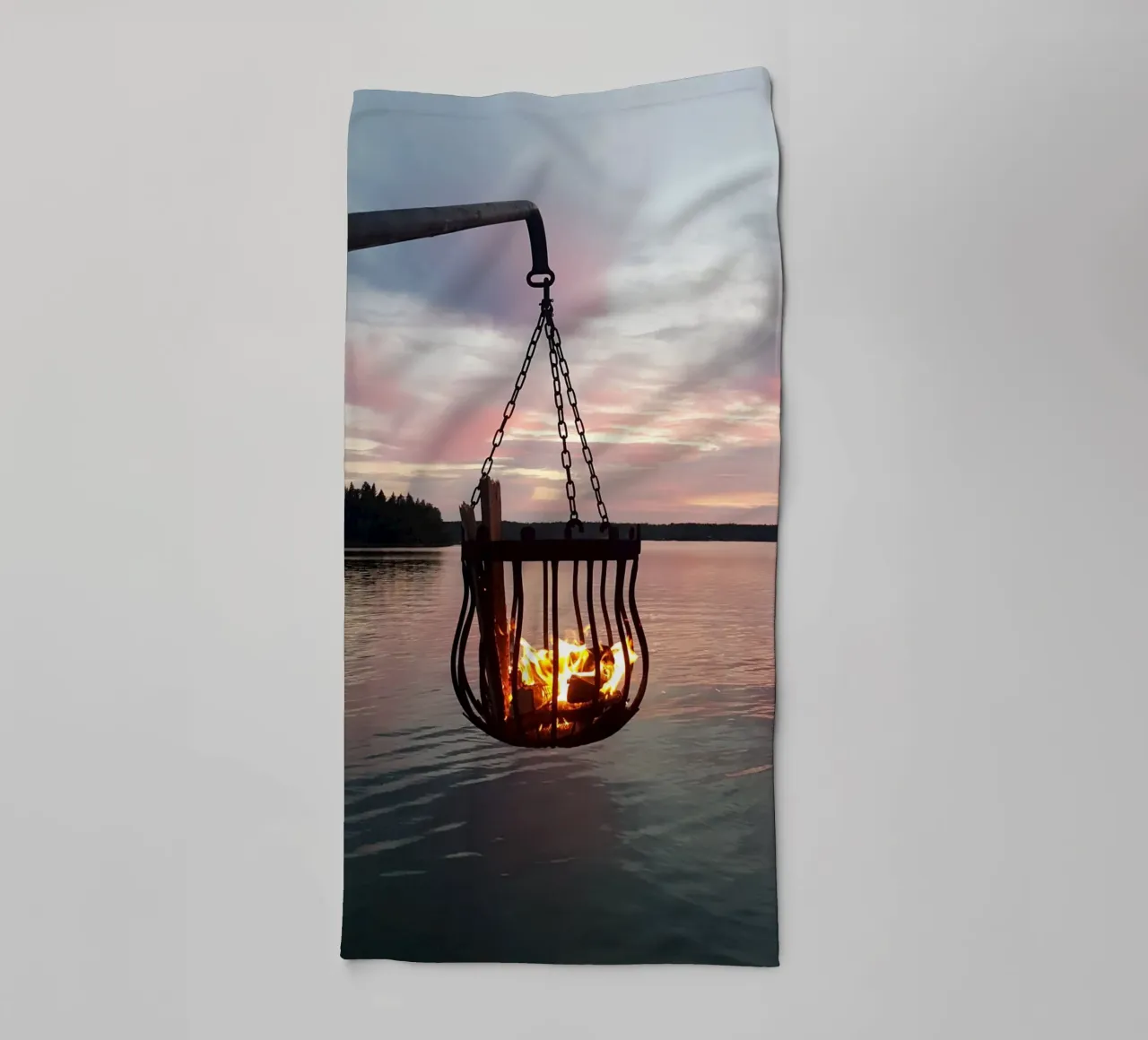 Tramonto e fuoco asciugamano da bagno da Massimo Frascogna