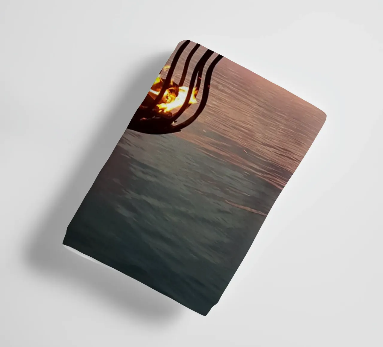 Tramonto e fuoco asciugamano da bagno da Massimo Frascogna