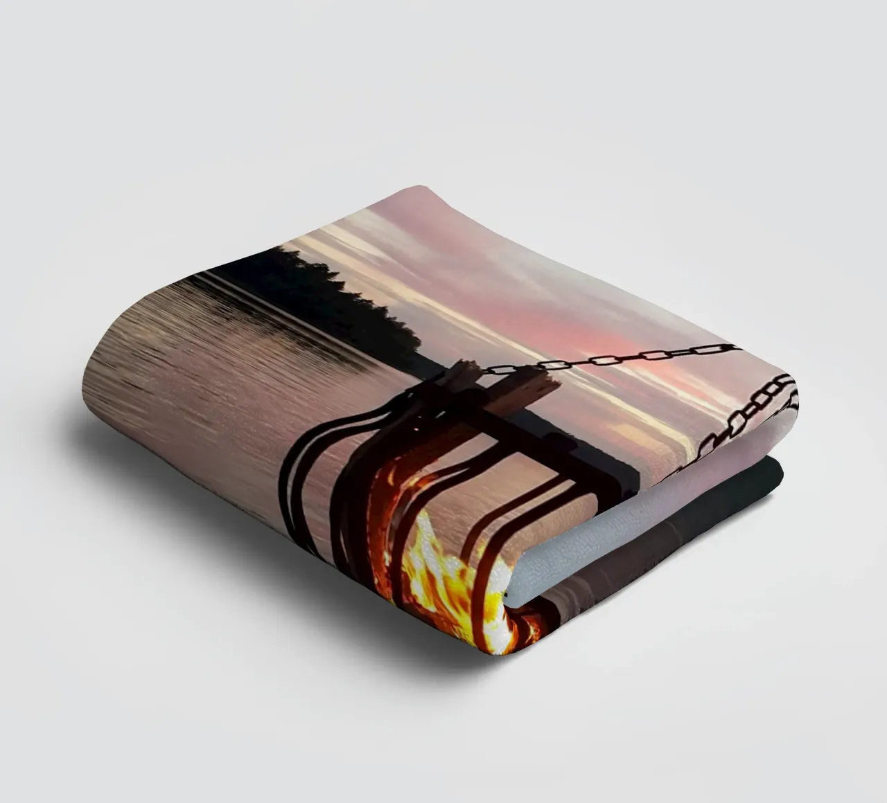 Tramonto e fuoco asciugamano da bagno da Massimo Frascogna