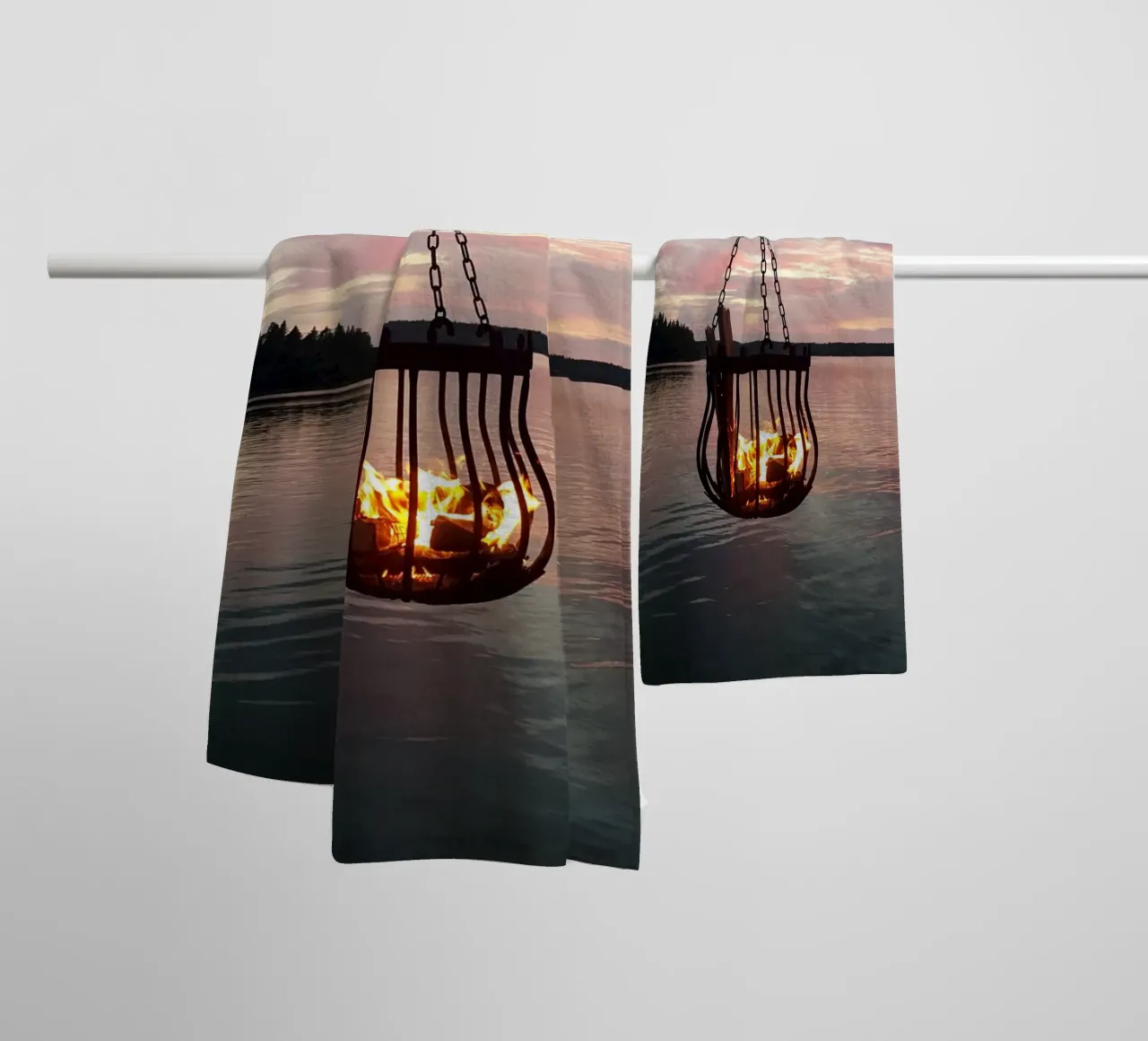 Tramonto e fuoco asciugamano da bagno da Massimo Frascogna