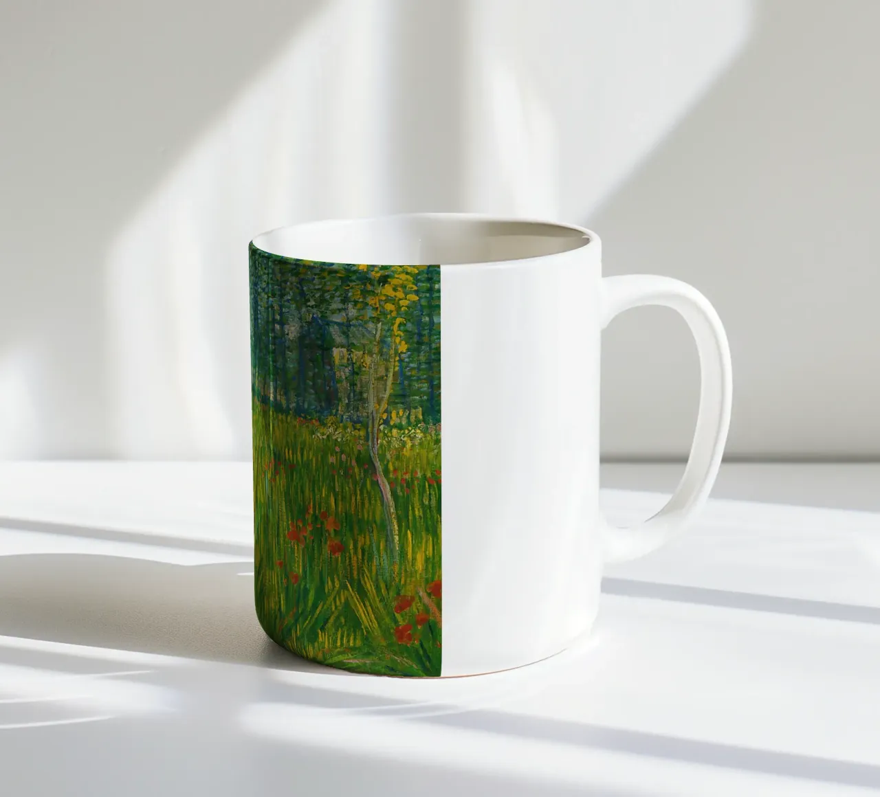 Vincent van Gogh Una donna che cammina in un giardino tazza in ceramica da Timeless Artworks