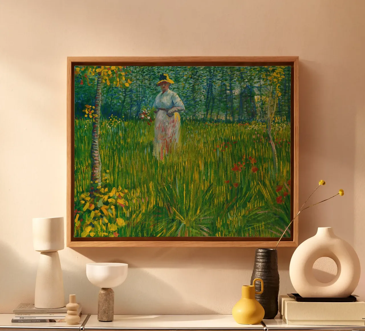Vincent van Gogh Una donna che cammina in un giardino tela con Cornice a cassetta da Timeless Artworks