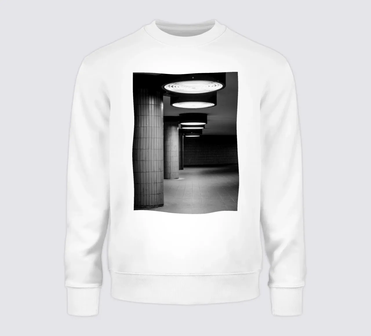 Foto in bianco e nero di Berlino: Gioco di ombre in un tunnel buio felpa da Bold and Retro