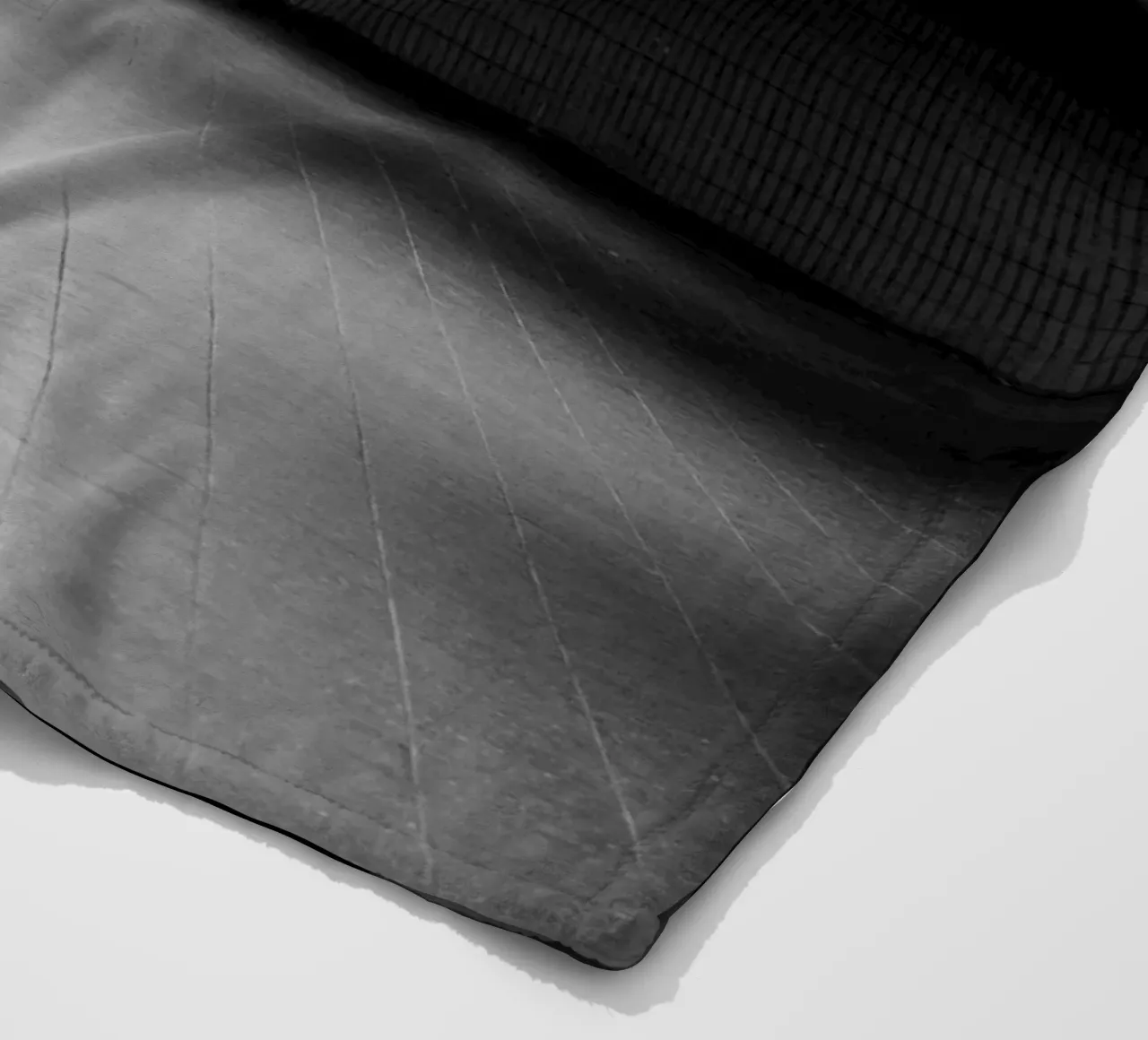 Foto in bianco e nero di Berlino: Gioco di ombre in un tunnel buio coperta in pile da Bold and Retro