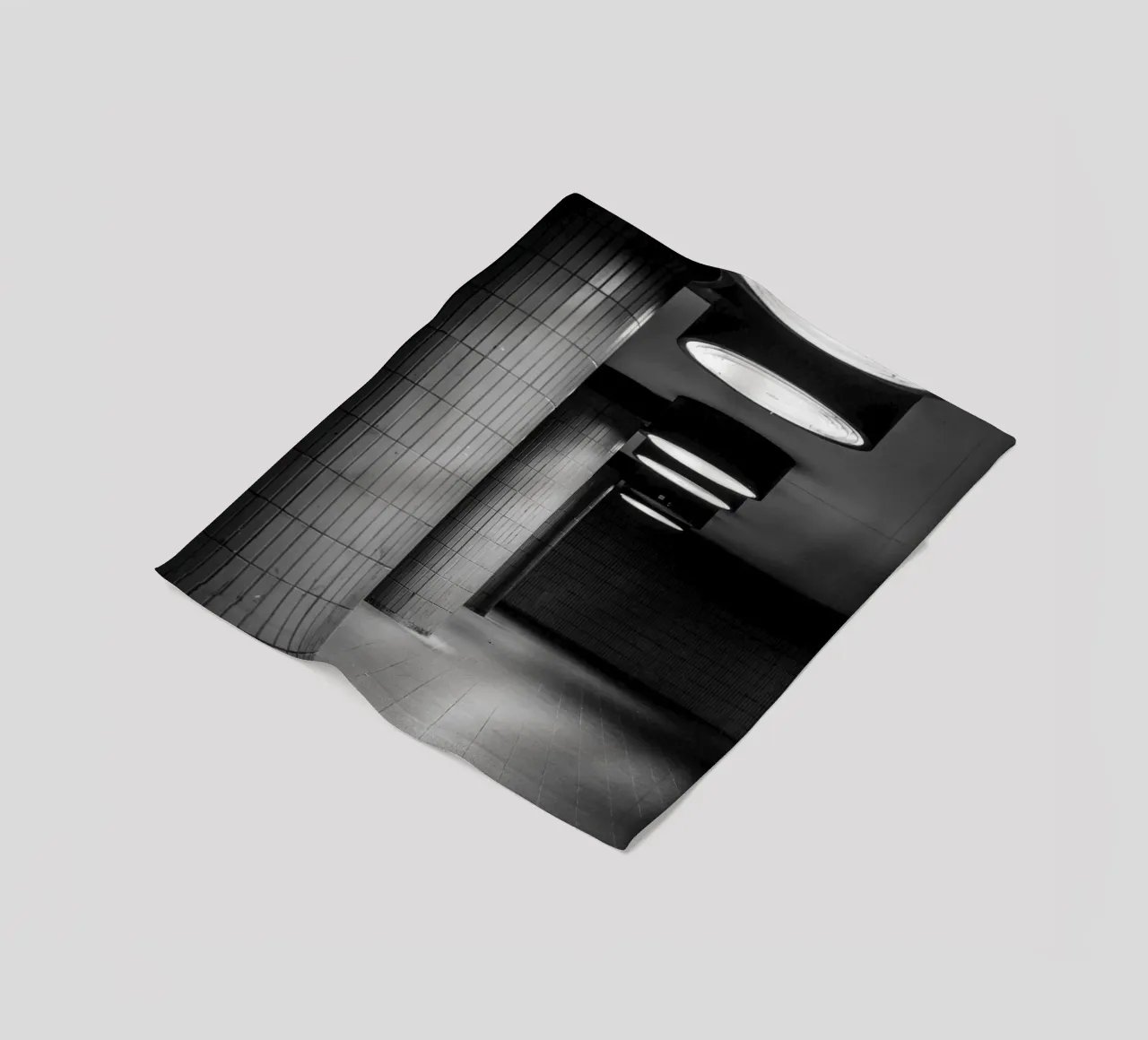 Foto in bianco e nero di Berlino: Gioco di ombre in un tunnel buio coperta in pile da Bold and Retro