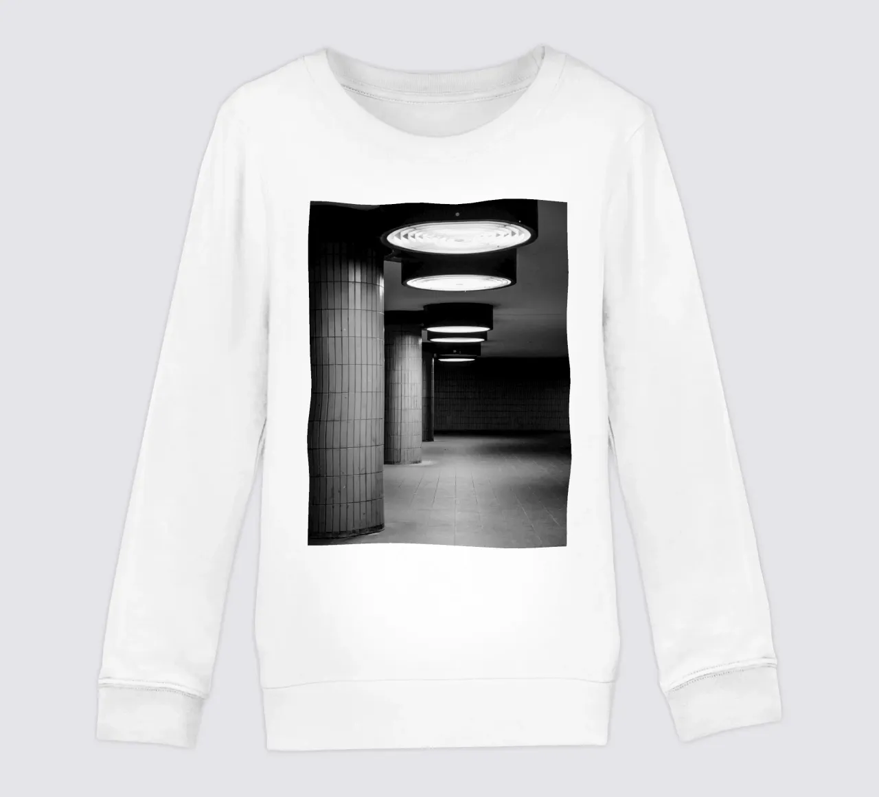 Foto in bianco e nero di Berlino: Gioco di ombre in un tunnel buio felpa bambino da Bold and Retro