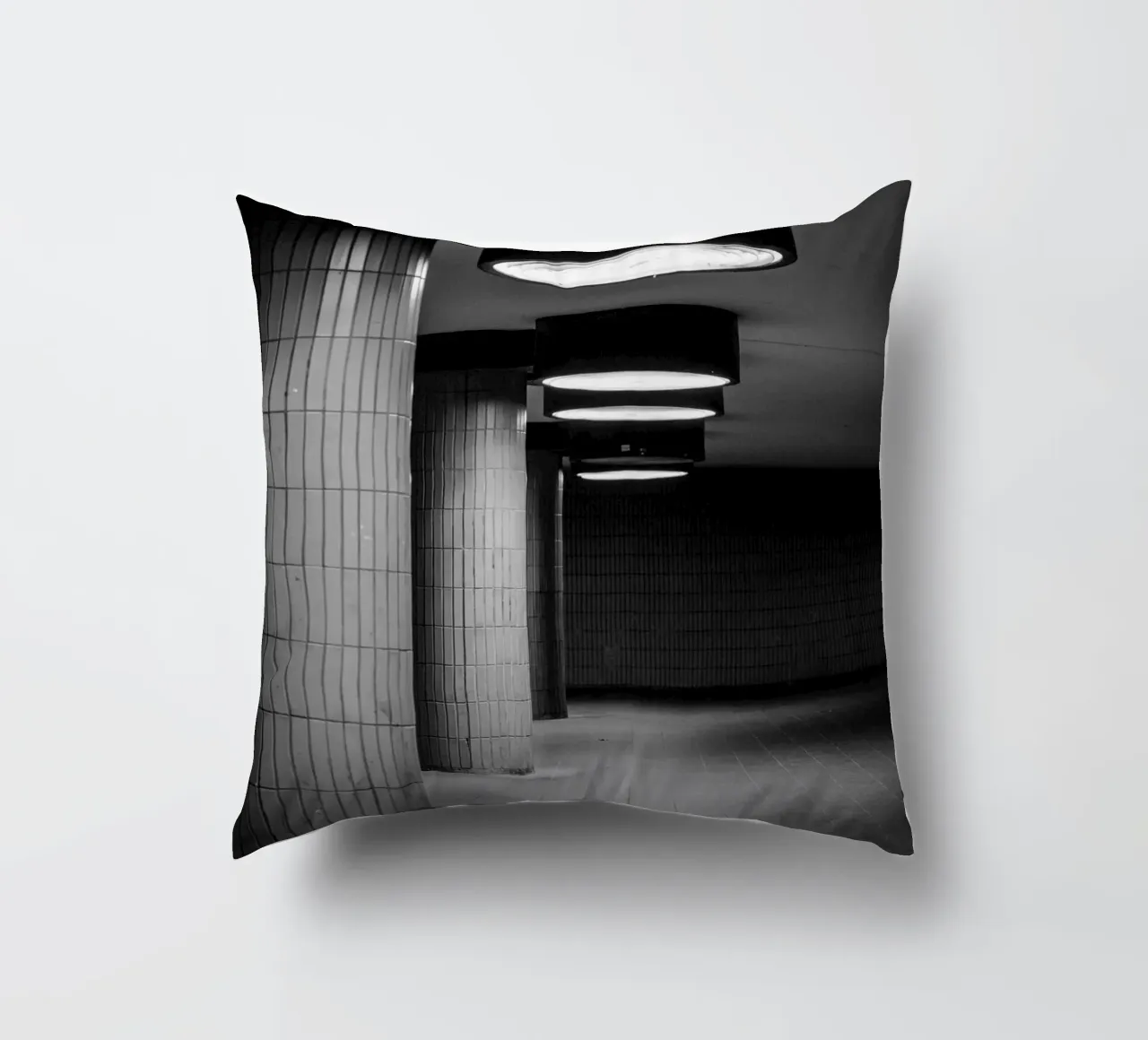 Foto in bianco e nero di Berlino: Gioco di ombre in un tunnel buio cuscino da Bold and Retro