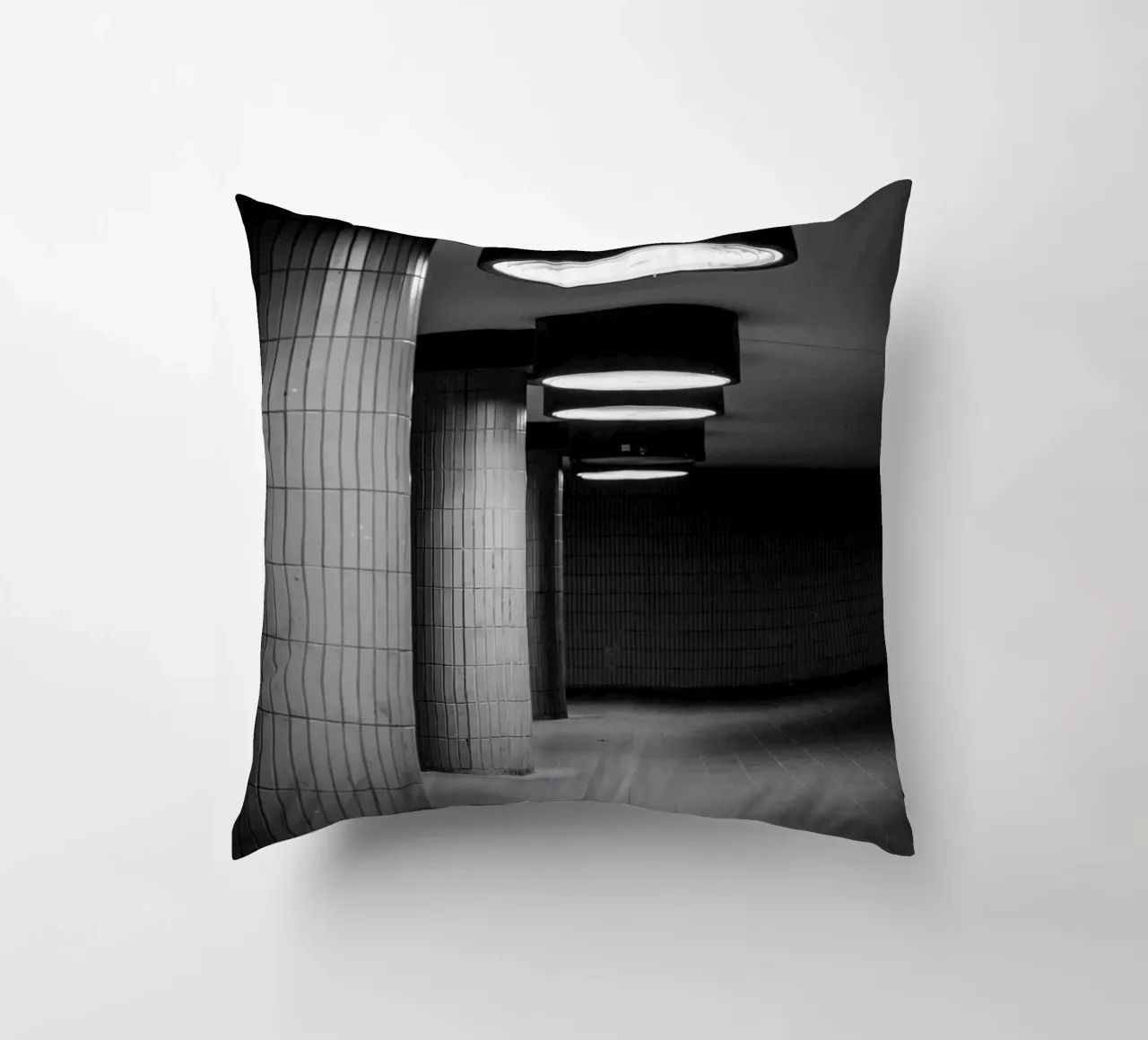 Foto in bianco e nero di Berlino: Gioco di ombre in un tunnel buio cuscino da Bold and Retro