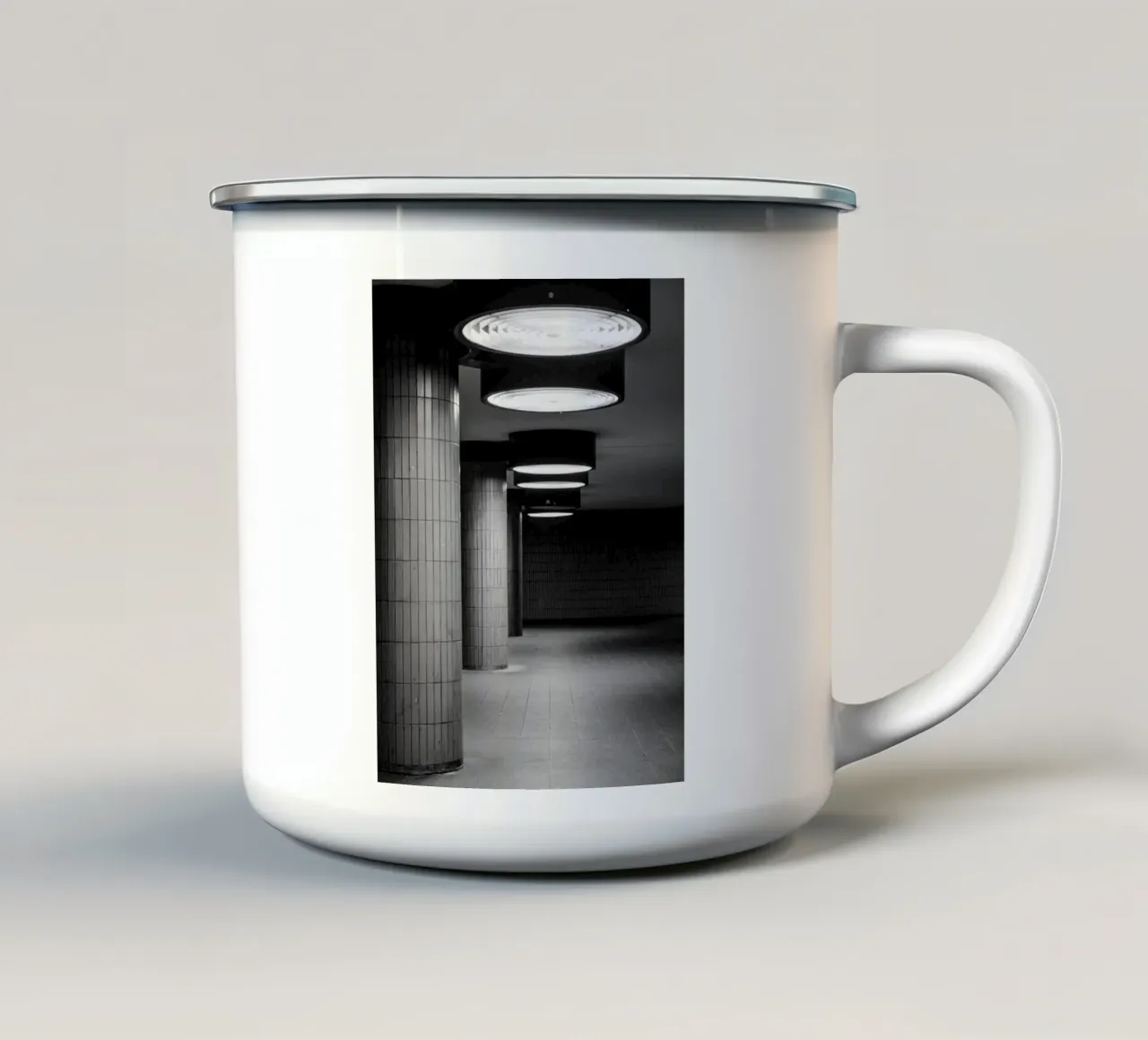 Foto in bianco e nero di Berlino: Gioco di ombre in un tunnel buio tazza in smalto da Bold and Retro
