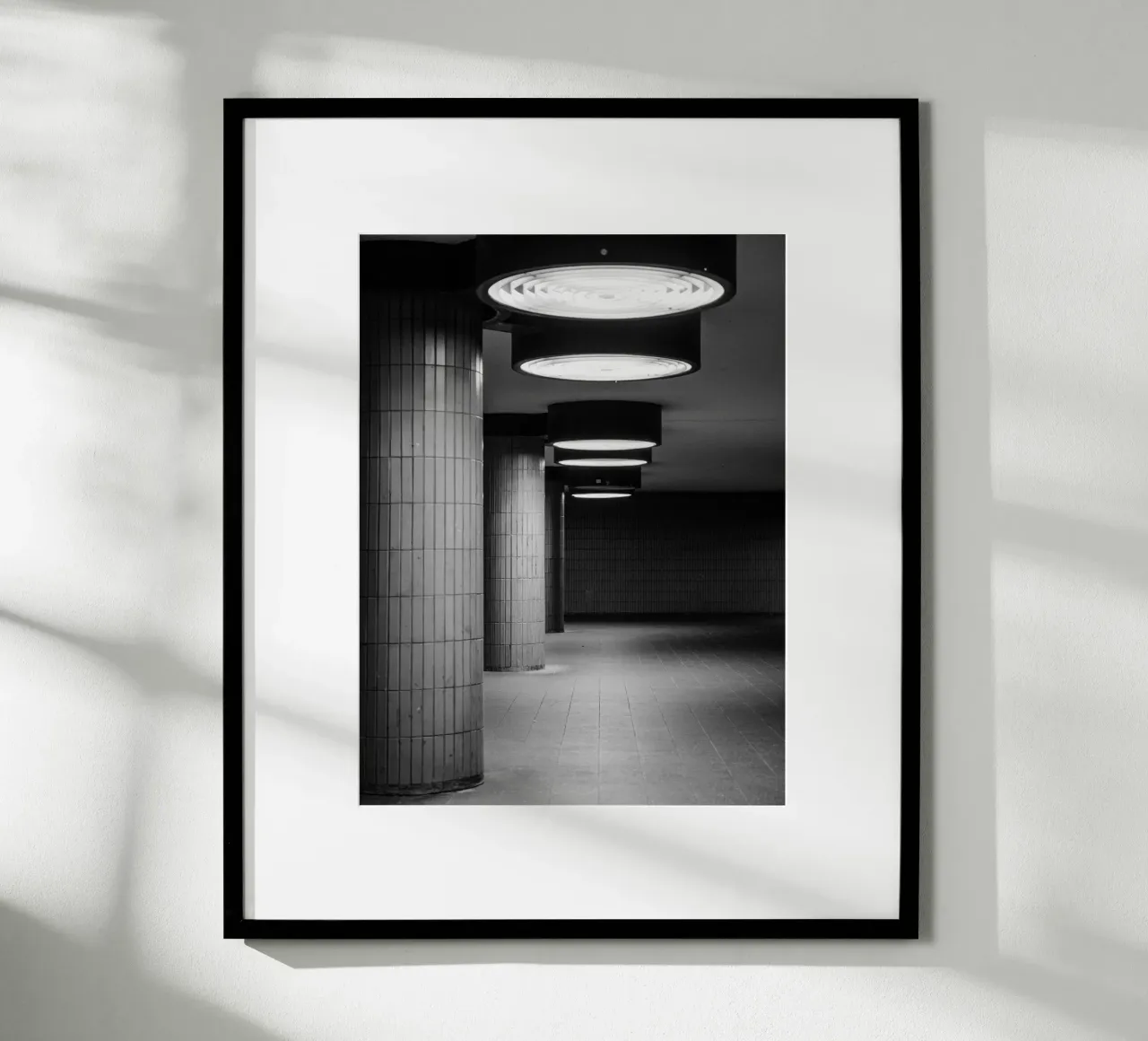 Foto in bianco e nero di Berlino: Gioco di ombre in un tunnel buio carta hahnemühle da Bold and Retro