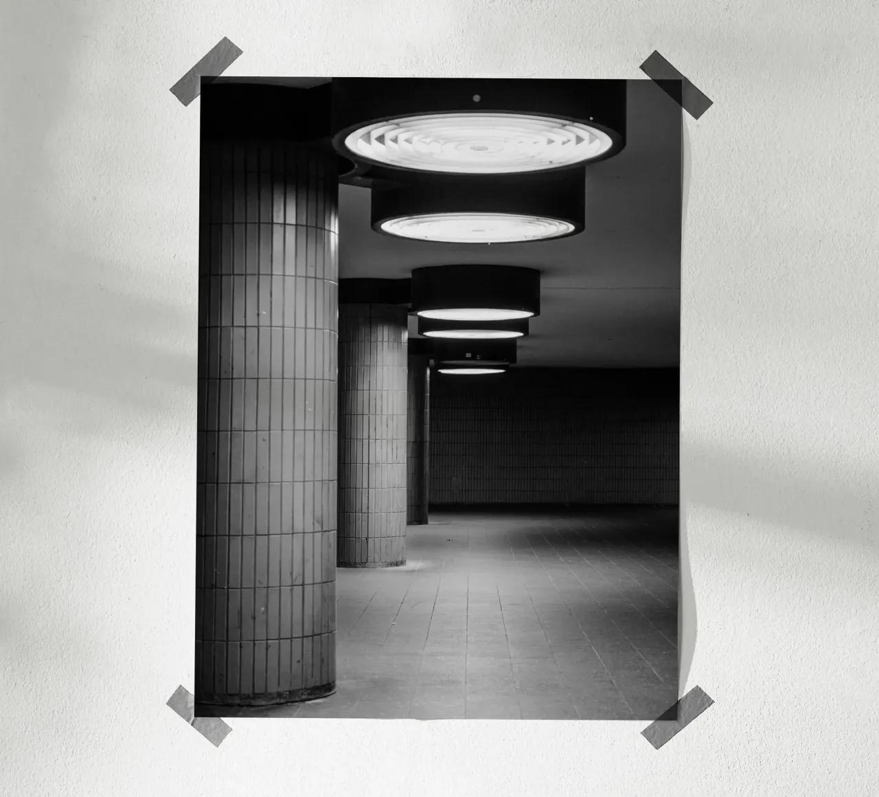 Foto in bianco e nero di Berlino: Gioco di ombre in un tunnel buio carta hahnemühle da Bold and Retro